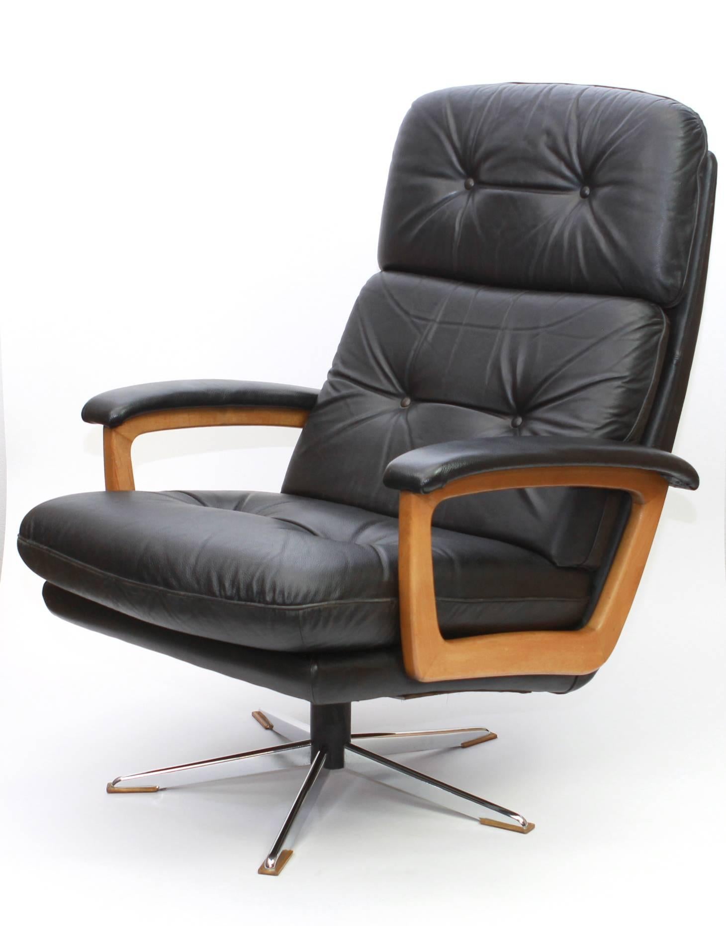 Black leather lounge chair by Lübke / The Company is now called COR.
manufactured in Germany, in 1970s.
This Company used to manufacture the Conference Seats for the Bundestag in Bonn.
The piece sits on chrome swivel legs. 
High quality and very