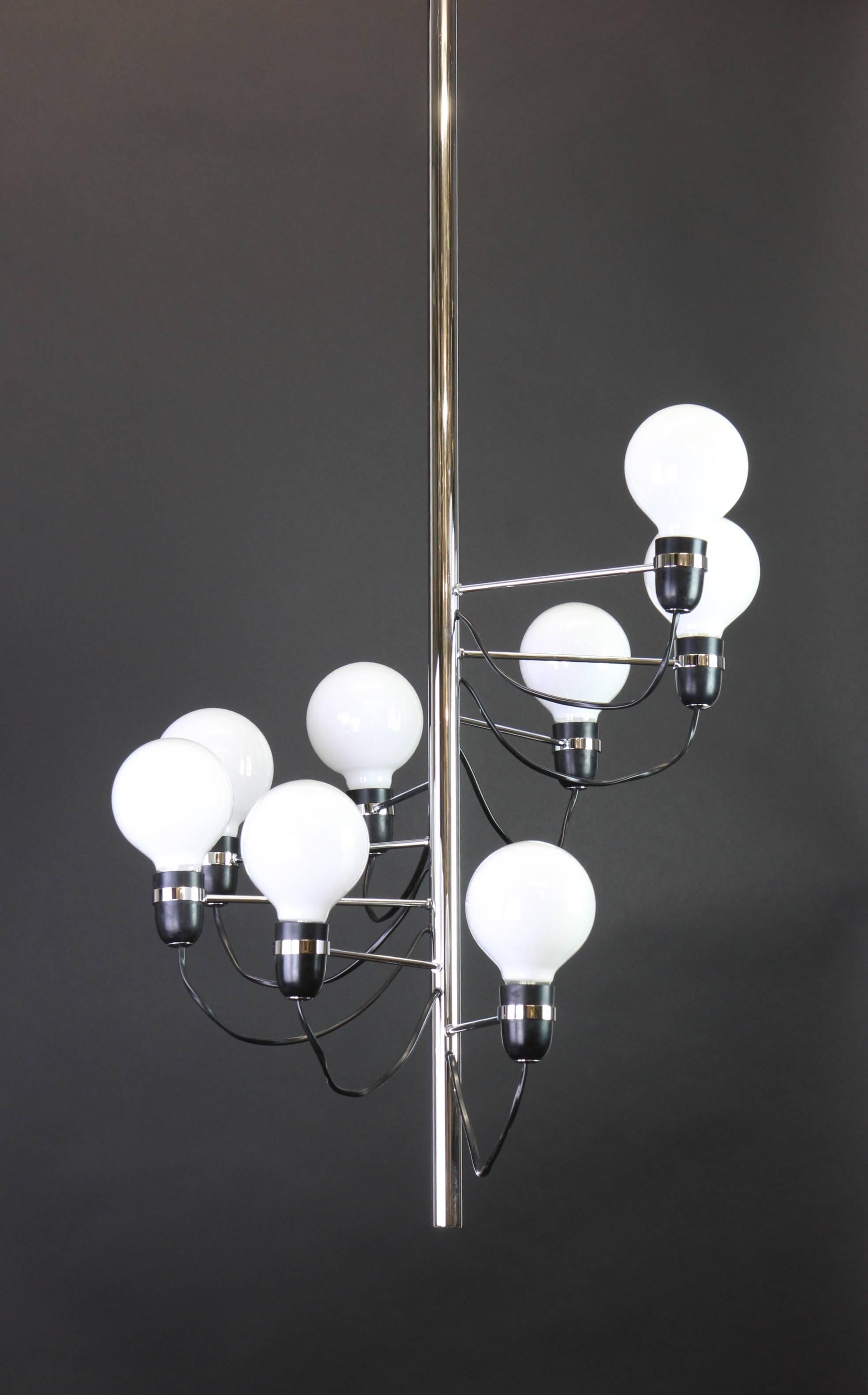 Flos Spiralling pendant lamp by Gino Sarfatti
Sockets: Eight x E27 small bulbs - max. 100 watt each and function on voltage from 110 till 240 volts. (For USA - UK - etc ..).

Very good condition.