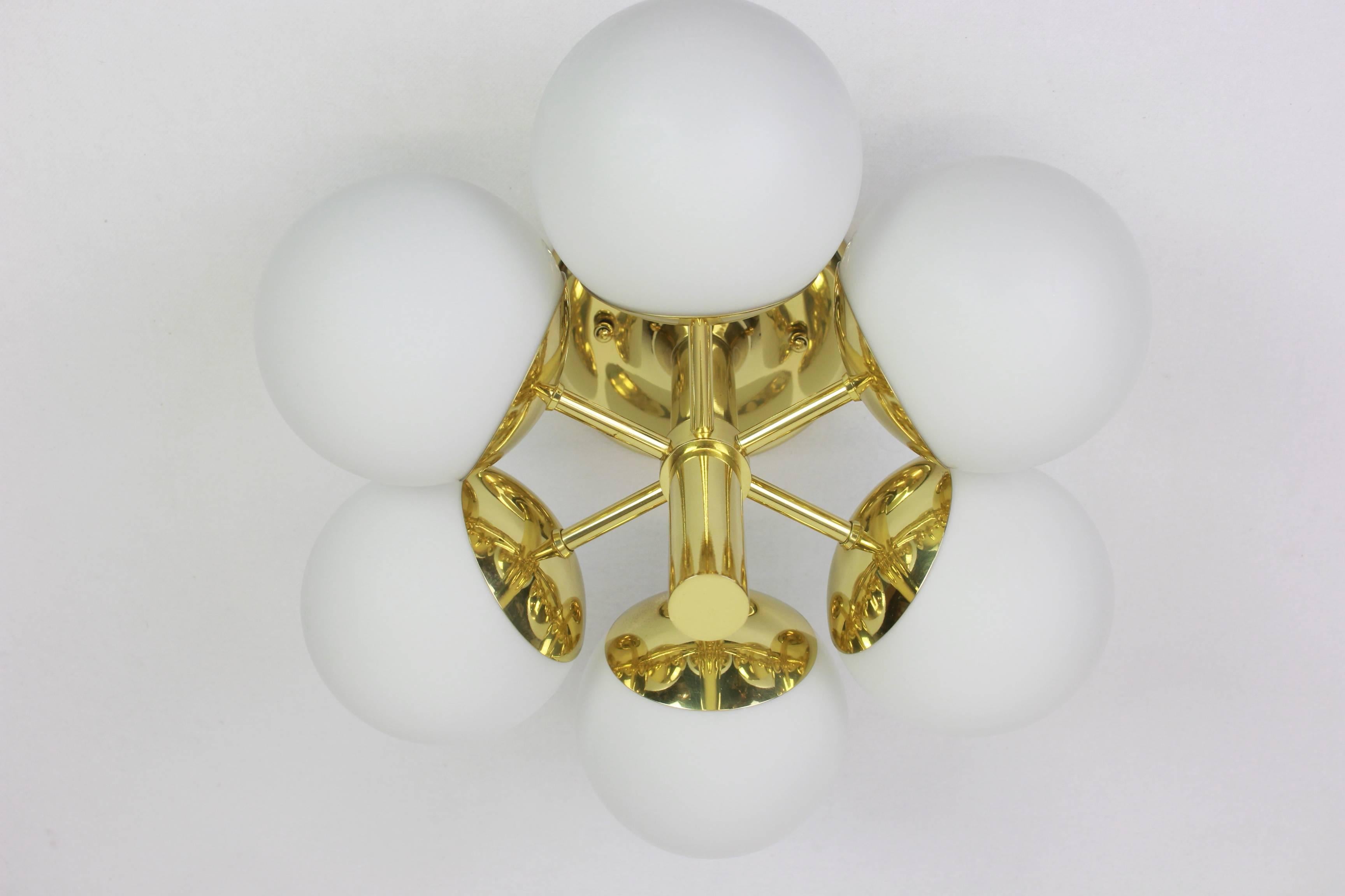 Stunning radial Sputnik chandelier with six opal glass globes by Kaiser Leuchten, Germany, 1960s.

High quality and in very good condition. Cleaned, well-wired and ready to use. 

The fixture requires 6 x E14 Standard bulbs with 40W max each and