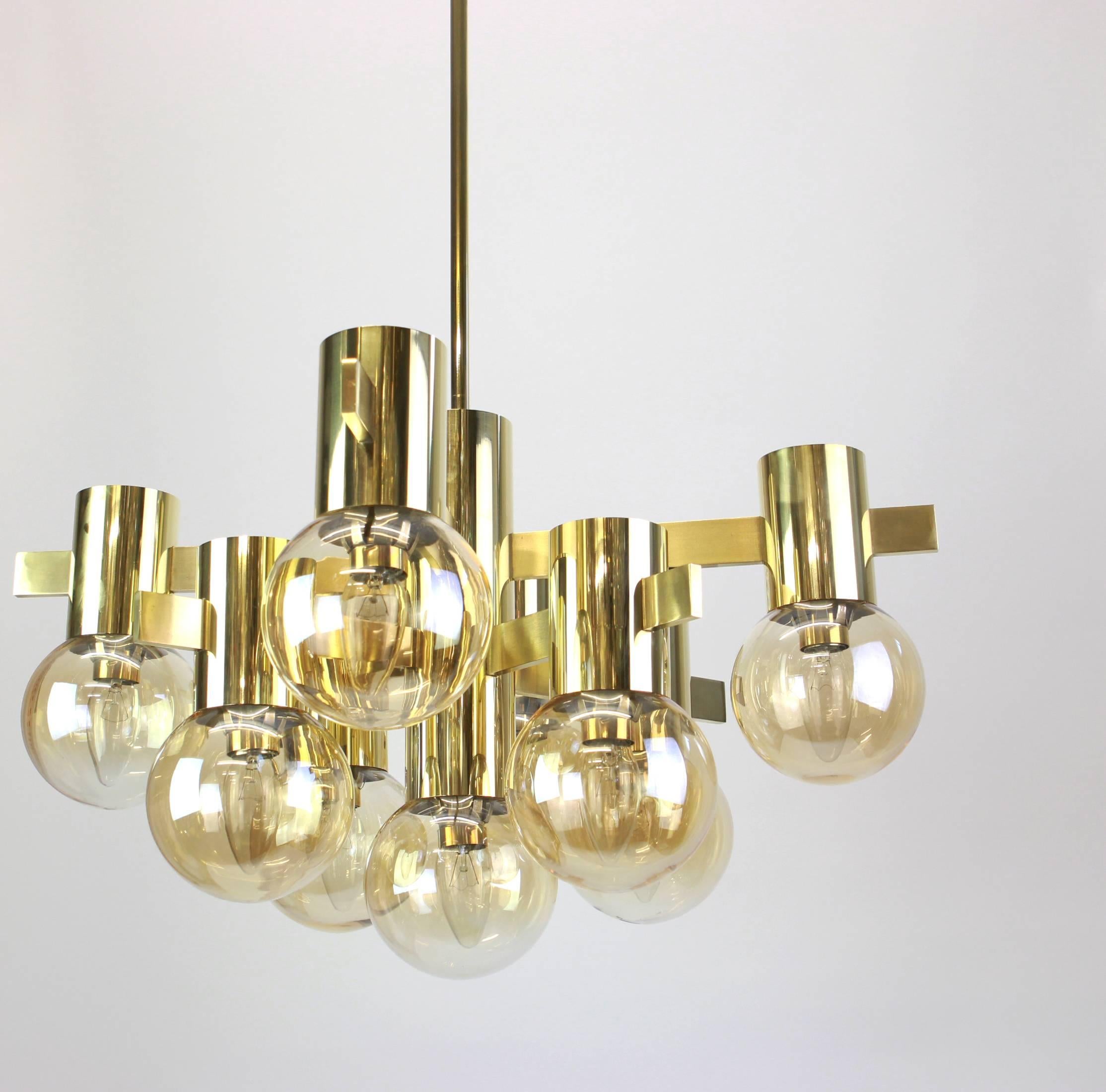 Nine-light brass chandelier in the style of Sciolari.
Smoked glass in a very beautiful smokey brown color.
Made with brass, best of the 1960s.

High quality and in very good condition. Cleaned, well-wired and ready to use. 

The fixture requires 9 x