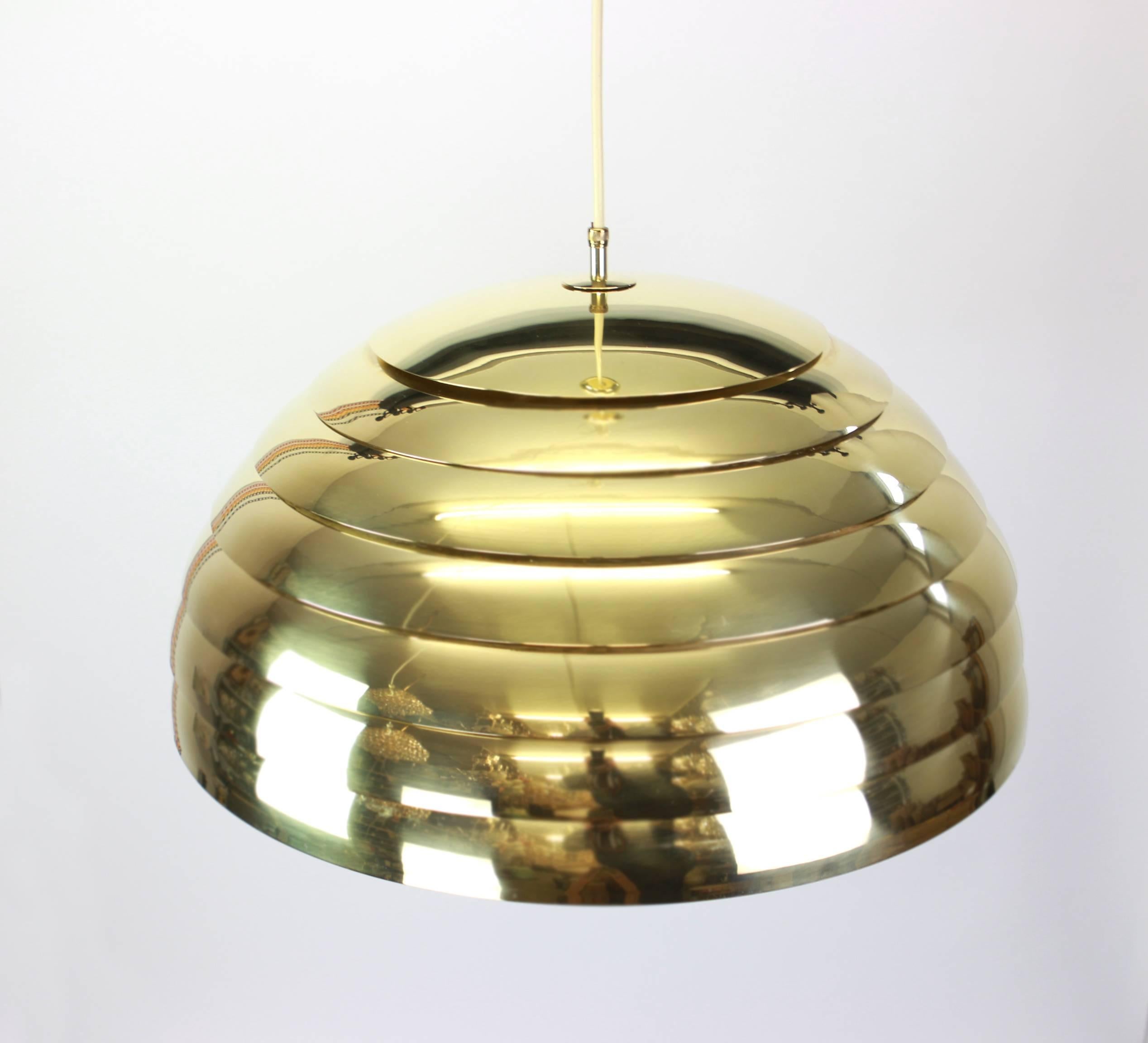 Large brass pendant light designed by Florian Schulz, Germany, 1970s.

High quality and in very good condition. Cleaned, well-wired and ready to use. 

The fixture requires one Standard bulb and is compatible with the US/UK/ etc .. standards.

The