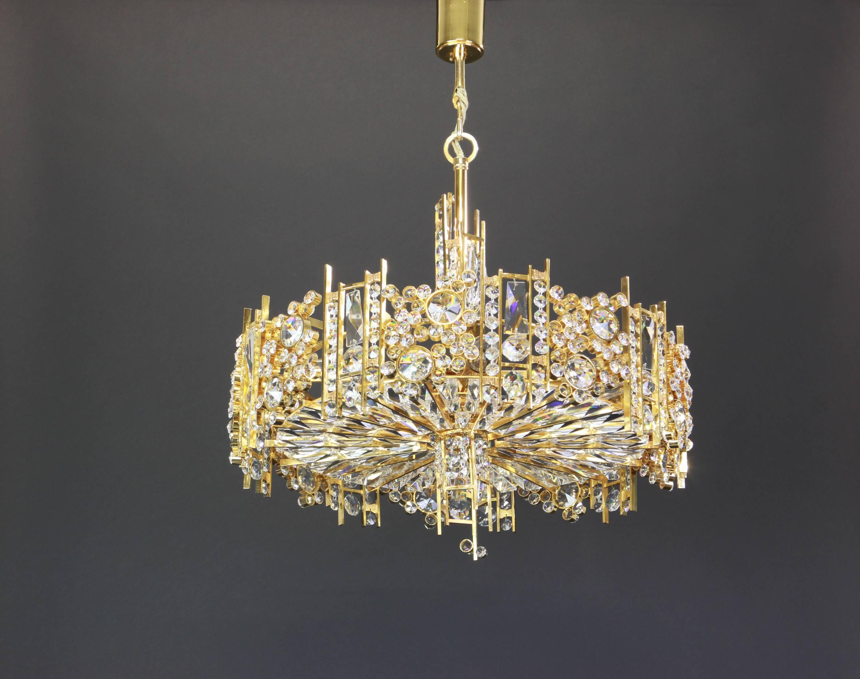 A wonderful and high quality gilded chandelier/pendant light fixture by Palwa (Palme & Walter), Germany, 1970s

It is made of a 24-carat gold-plated brass frame decorated with hundreds of cut crystal glass. The bottom is made of a round cut glass