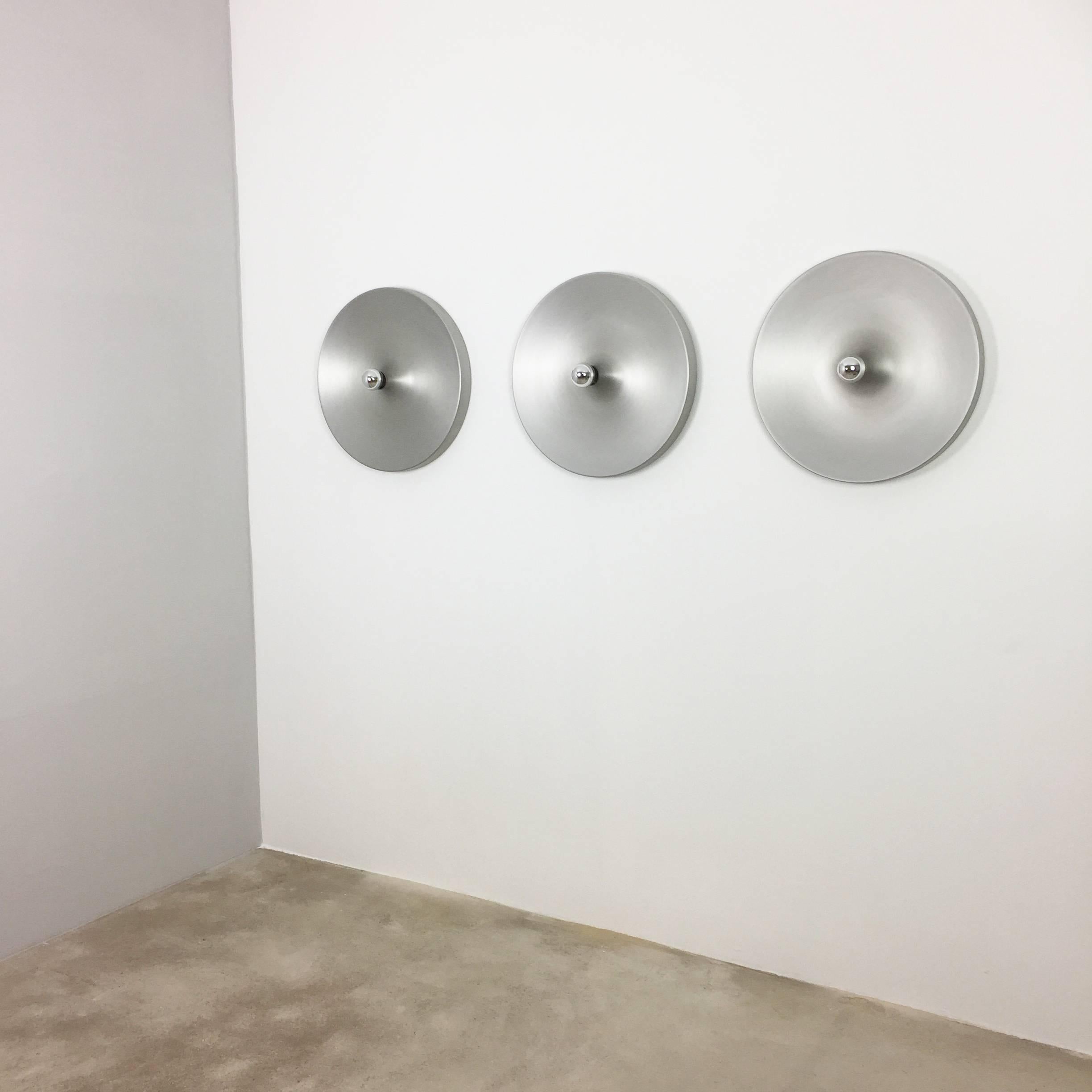 ARTICLE:

XXL wall light sconce set of three


Producer:

Staff Lights



Origin:

Germany



AGE:

1970s



Description:

original 1960s modernist german wall Light made of solid metal. this super rare wall light was