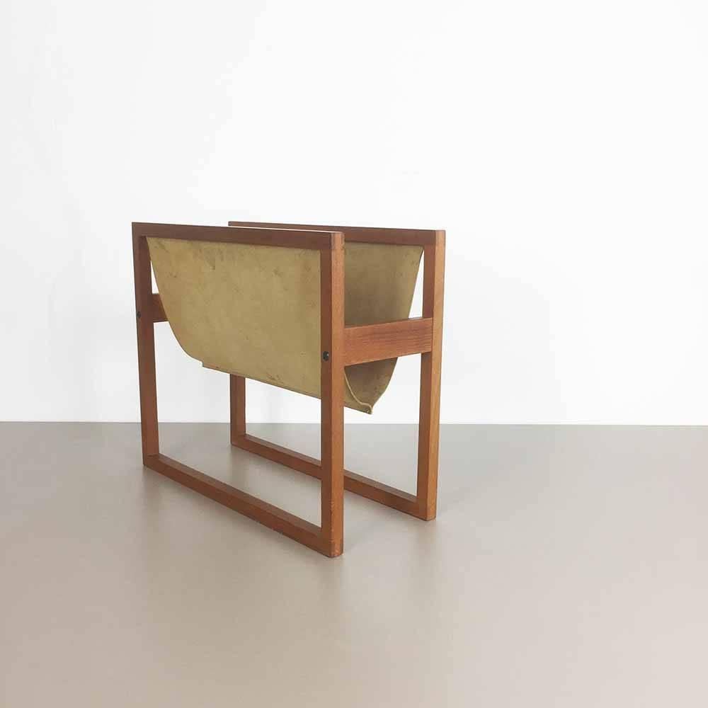 Teak magazine rack.


1960s.

The original leather compartments have several stains, age related wear.

Dimensions:
Height 38 cm,
length 46 cm,
depth 19 cm.



 