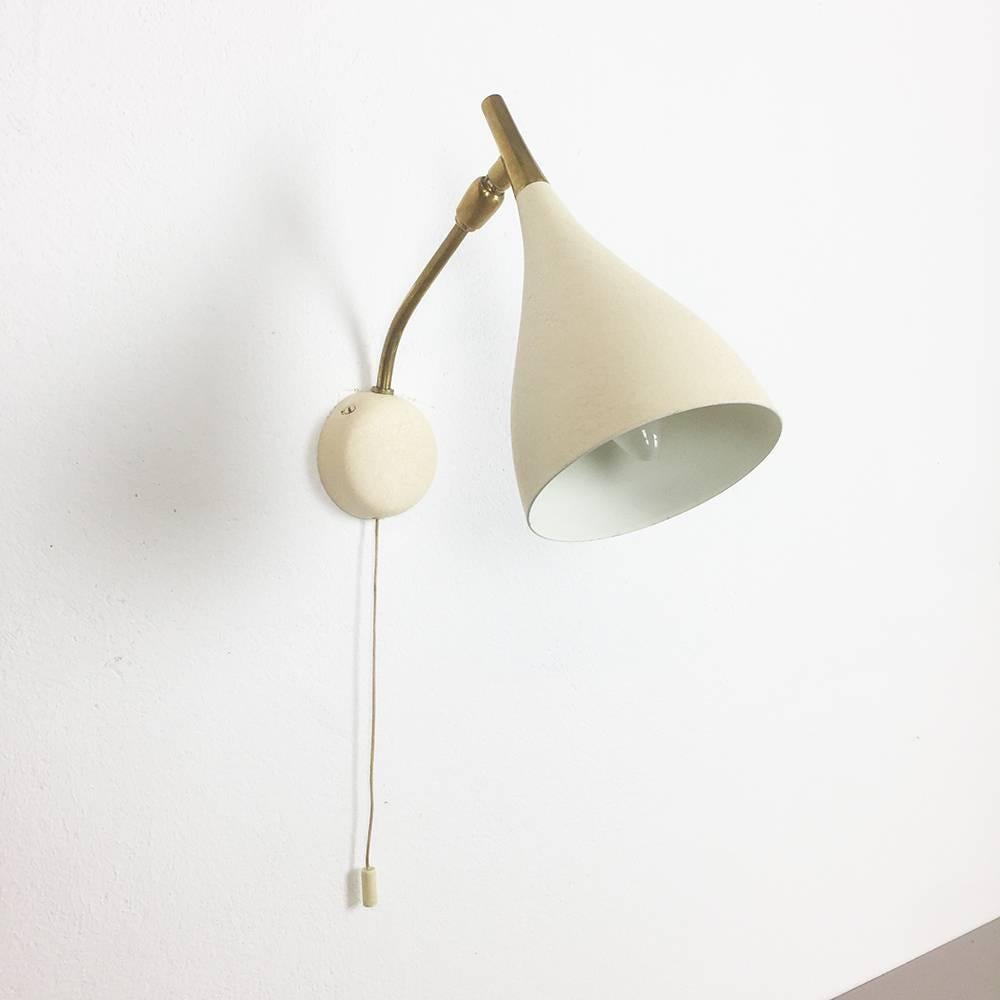 1950s wall light,

origin Italy.

Original 1950s wall light with spot, made in Italy. This light is made of metal, the shade and wall fixing is in its original beige cream lacquer tone. The spot is adjustable in several positions. The light also