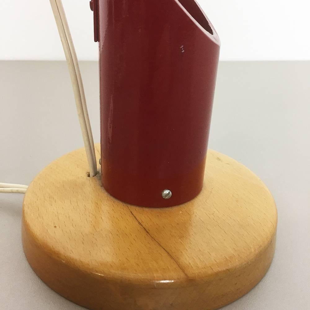 Mid-Century Modern Lampe de bureau suédoise en métal rouge moderniste d'origine des années 1950, fabriquée en Suède en vente