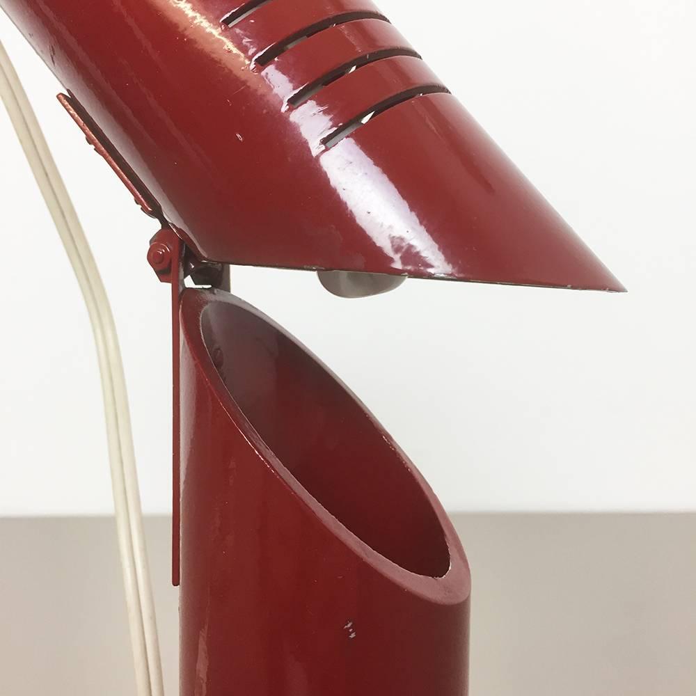 Suédois Lampe de bureau suédoise en métal rouge moderniste d'origine des années 1950, fabriquée en Suède en vente