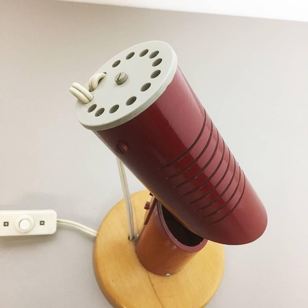 Lampe de bureau suédoise en métal rouge moderniste d'origine des années 1950, fabriquée en Suède Bon état - En vente à Kirchlengern, DE