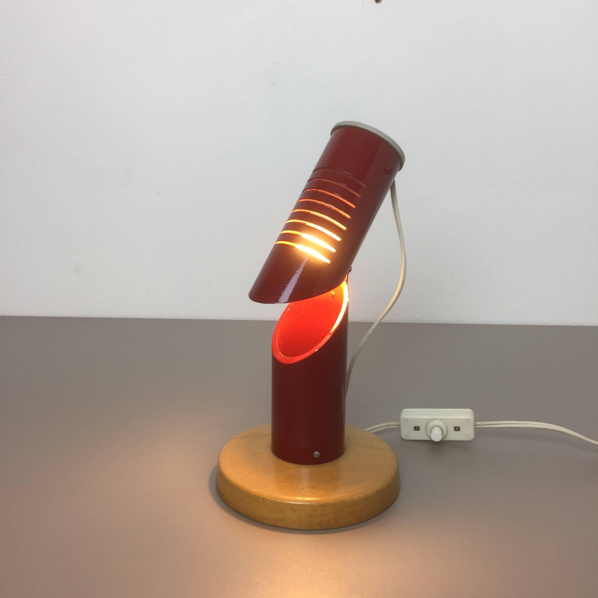 20ième siècle Lampe de bureau suédoise en métal rouge moderniste d'origine des années 1950, fabriquée en Suède en vente