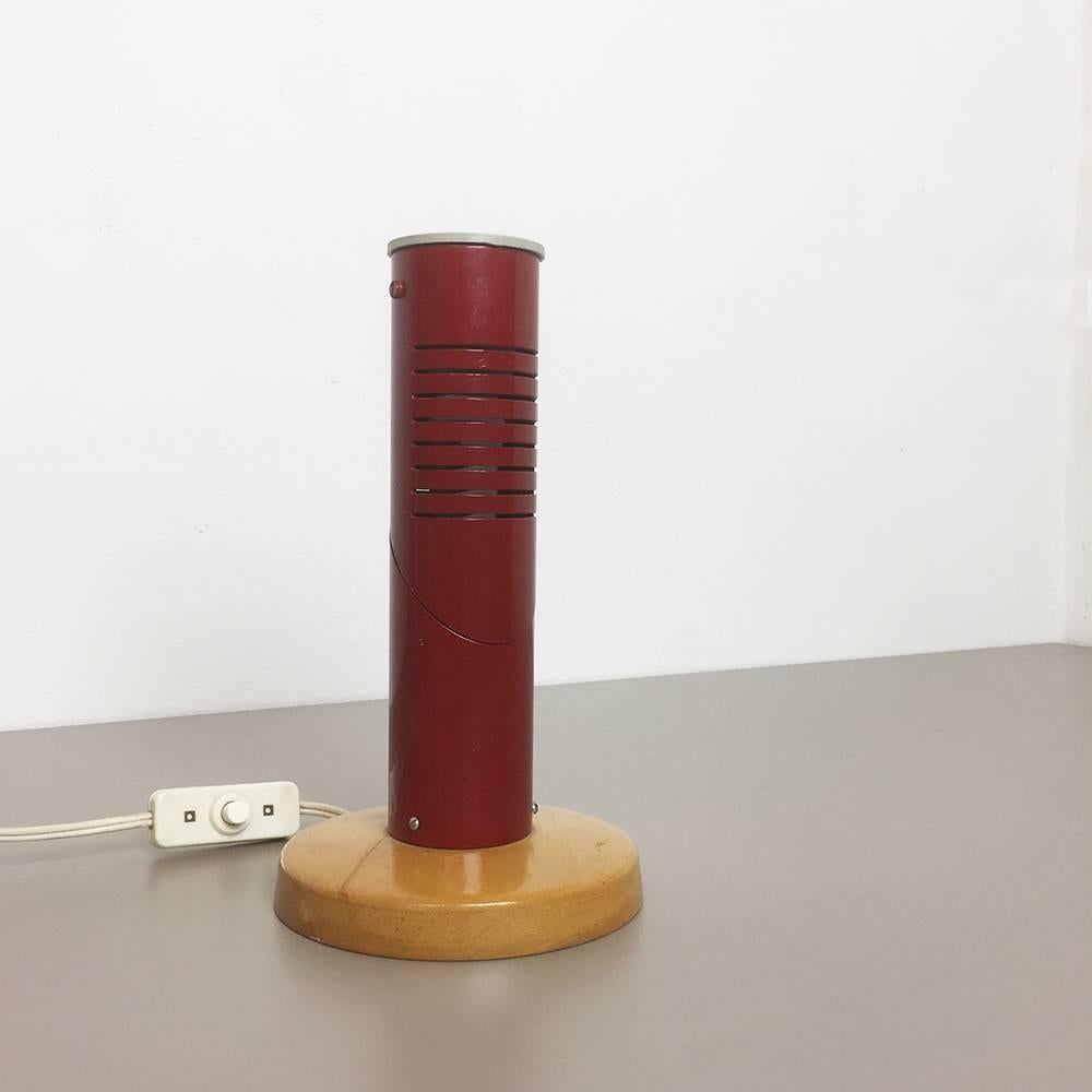Lampe de bureau suédoise en métal rouge moderniste d'origine des années 1950, fabriquée en Suède en vente 1