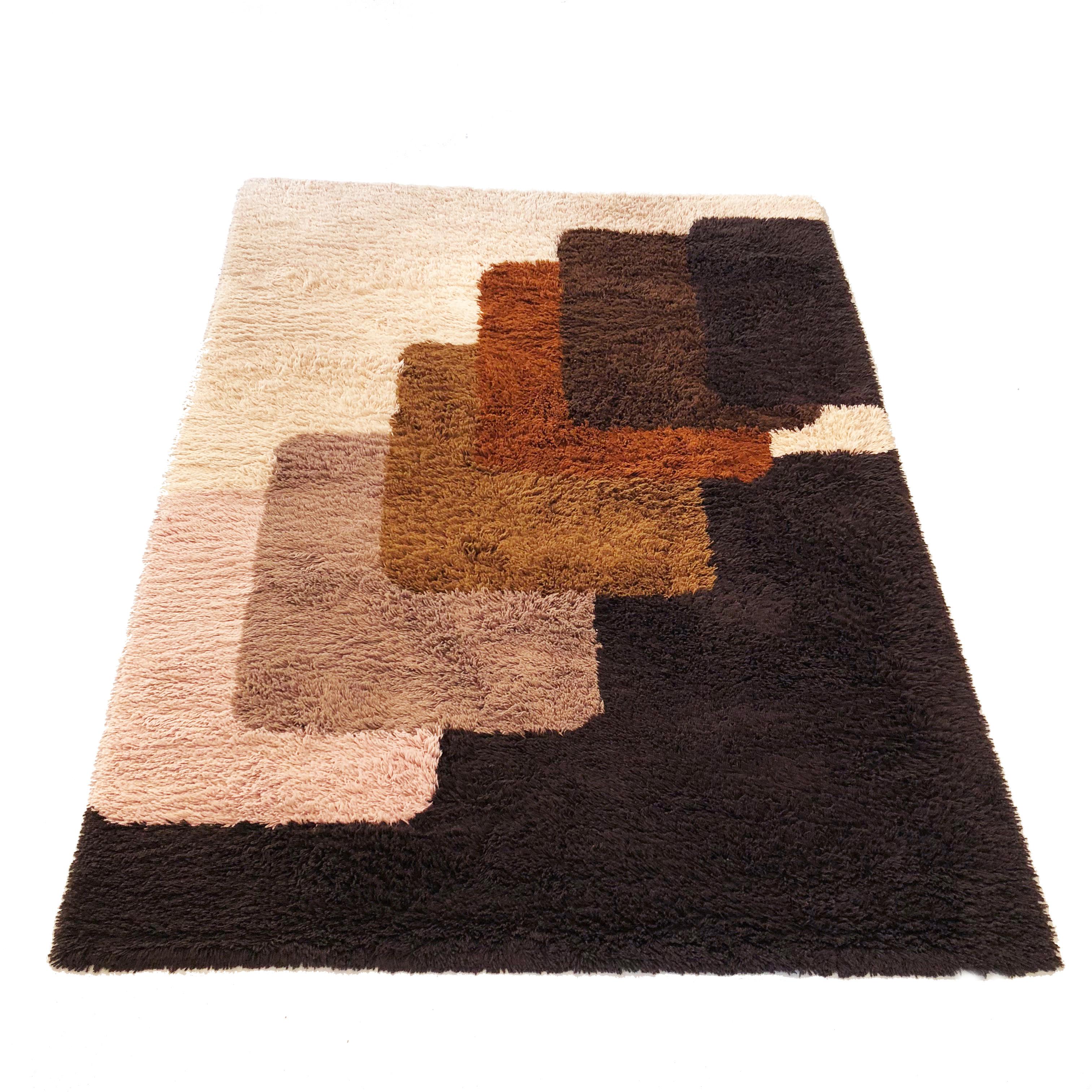 Article:

Original huge high pile rug


Decade:

1970s


Origin:

Netherlands


Producer:

Desso



Description:

This rug is a great example of 1970s pop art interior. Made in high quality weaving technique. This high quality