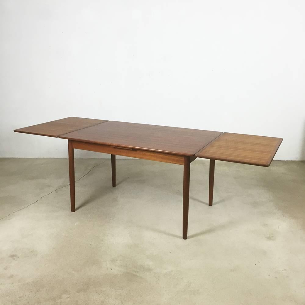 Danois Table de salle à manger en teck Willy Sigh pour H. Sigh and Sons Mobelfabrik, années 1960, Danemark