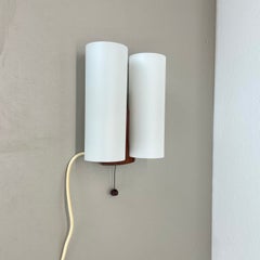 Minimalistische Wandleuchte aus weißem Satin-Glas und Teakholz von LUXUS, Vittsjö, Schweden, um 1970