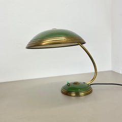 Deutsche grüne Bauhaus-Tischleuchte aus Messing und Metall von HELO LIGHTS, Deutschland, 1950er Jahre