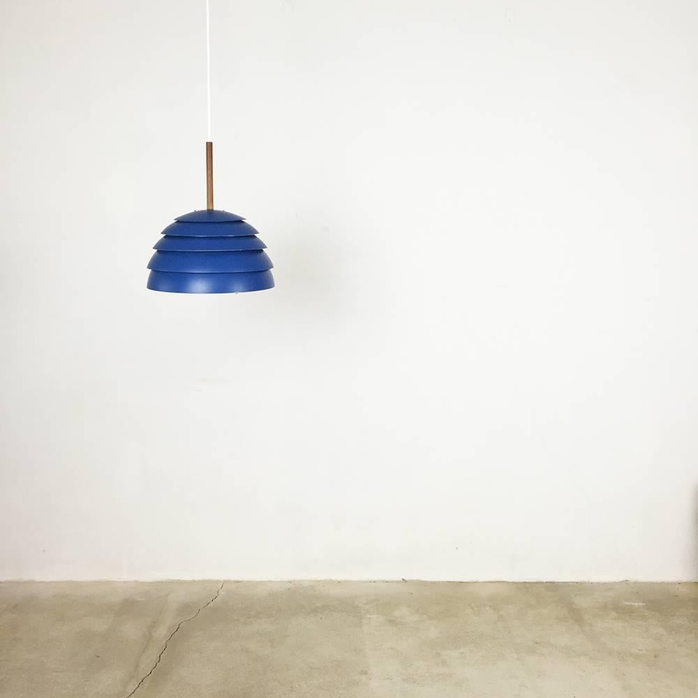 Blue hanging light

designed by Hans-Agne Jakobsson,

produced by Hans-Agne Jakobsson A B, Markaryd Sweden,

1960s.

This Mid-Century pendant light was designed by Hans Agne Jakobsson and manufactured by Hans Agne Jakobsson AB, Markaryd in