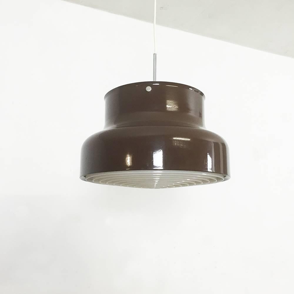 Hanging light

designed by Anders Pehrson

producer Ateljé Lyktan, Sweden,

1970s.

This hanging lamp was designed by Anders Pehrson and manufactured by Ateljé Lyktan in the 1970s in Sweden. It is made from brown lacquered metal and a switch
