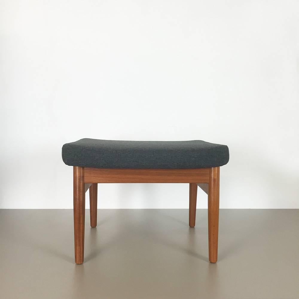 Teak stool

designed by Arne Vodder

producer France and Son, Denmark,

1960s.

This ottoman was designed by Arne Vodder in 1950s and produced by France and Son in Denmark in the 1960s. It features a teak frame and dark grey fabric. the seat