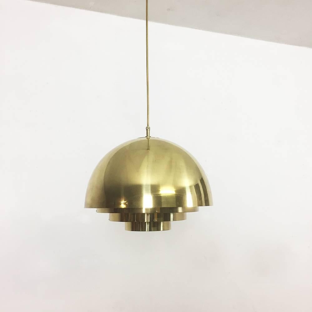 Brass pendant light 

producer Vereinigte Werkstätten München, Germany

1970s.

Original 1970s light produced by Vereinigte Werkstätten Collection, München. the hanging light is made of metal with brass tone finish, the original matching