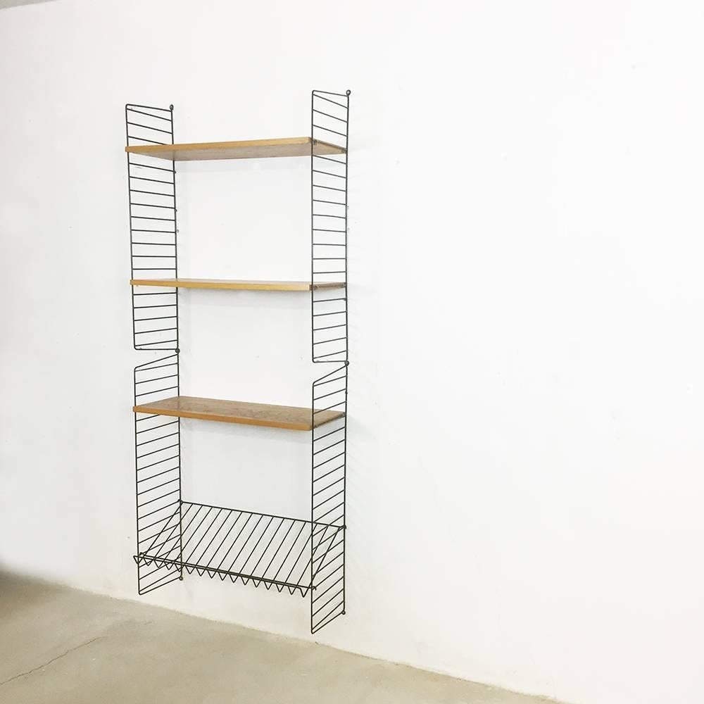 String Regal wall unit

Made in Sweden

Bokhyllan ’The Ladder Shelf’

Design: Nils und Kajsa Strinning, 1949

The architect Nisse Strinning was born in 1917. From 1940 to 1947 he studied architecture in Stockholm, before he designed the legendary