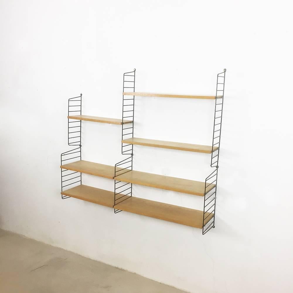String regal wall unit

Made in Sweden

BOKHYLLAN ’THE LADDER SHELF’

Design: Nils und Kajsa Strinning, 1949

The architect Nisse Strinning was born in 1917. From 1940-1947 he studied architecture in Stockholm, before he designed the