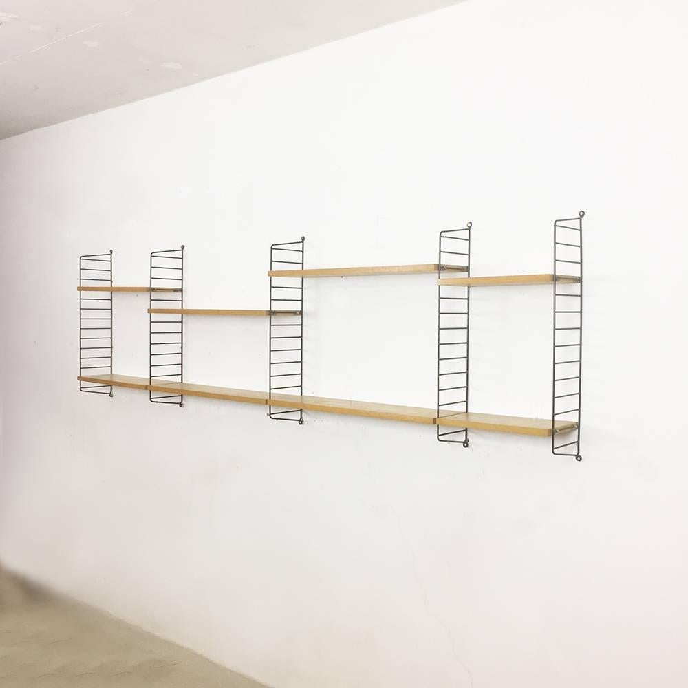 String regal wall unit

Made in Sweden

Bokhyllan ’THE LADDER SHELF’

Design: Nils und Kajsa Strinning, 1949

The architect Nisse Strinning was born in 1917. From 1940-1947 he studied architecture in Stockholm, before he designed the