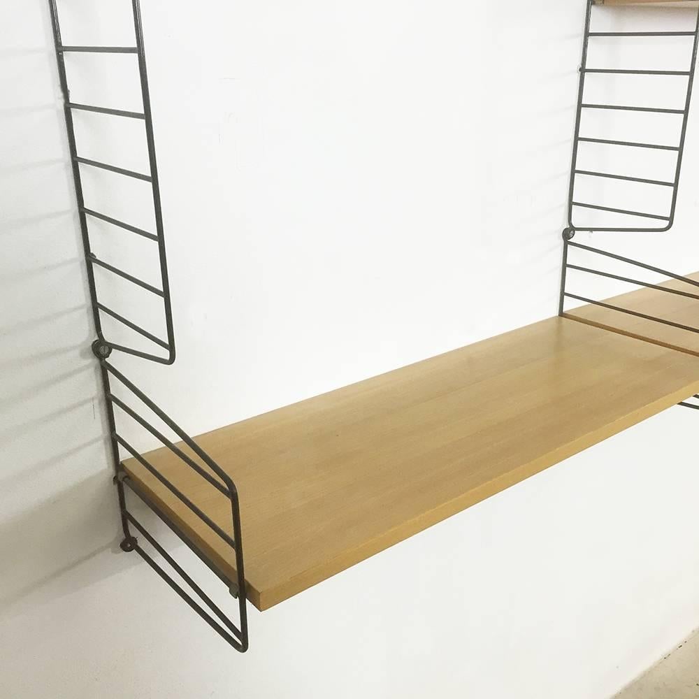 String regal wall unit

Made in Sweden

Bokhyllan ’THE LADDER SHELF’

Design: Nils und Kajsa Strinning, 1949

The architect Nisse Strinning was born in 1917. From 1940 to 1947 he studied architecture in Stockholm, before he designed the