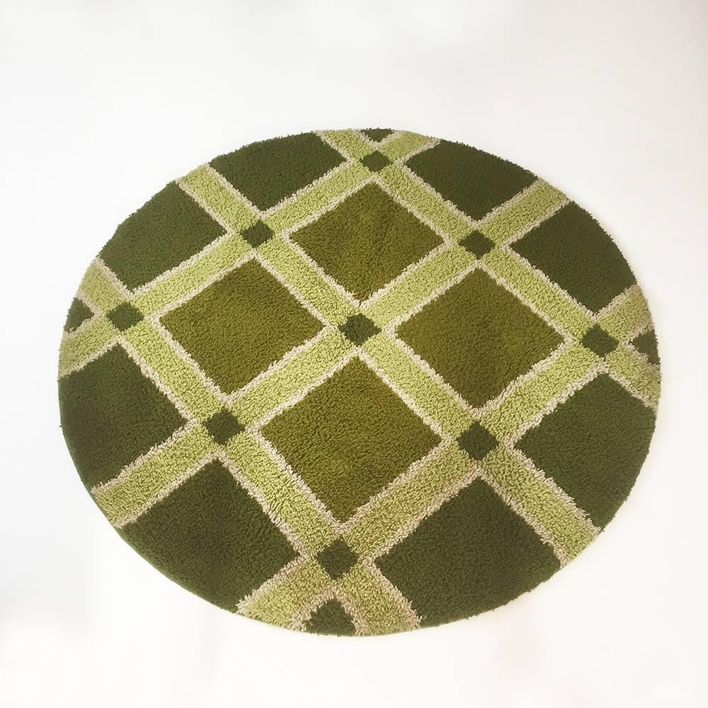 Modernist 1970s carpet rug.

Object: Spectacular 1970s rug Pop Art style

This rug is a great example of 1970s Pop Art interior. An interesting piece for every modern home in a lovely vintage condition. Would fit well in any home with