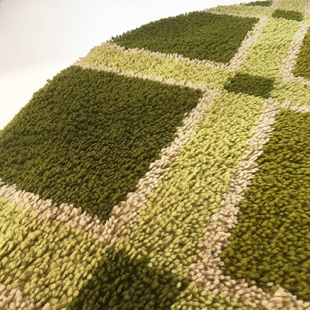 Original 1970s Green Pattern Pop Art Rug Made by Desso, Germany In Good Condition In Kirchlengern, DE