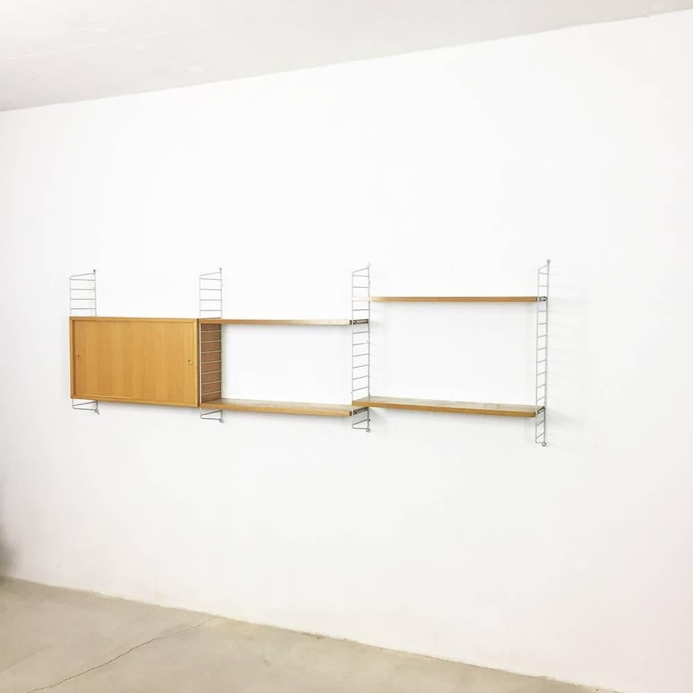 String regal wall unit

Made In Sweden

Bokhyllan ’The Ladder Shelf’

Design: Nils Und Kajsa Strinning, 1949

The architect Nisse Strinning was born in 1917. From 1940 to 1947 he studied architecture in Stockholm, before he designed the