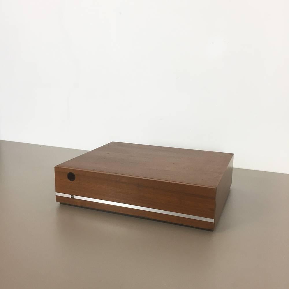 Article:

vinyl record storage box


Origin:

Germany


Producer:

Dual, Germany


Material:

walnut wood



Age:

1960s



Description:
original 1960s vinyl record storage rack made in Germany by Dual. the case is made