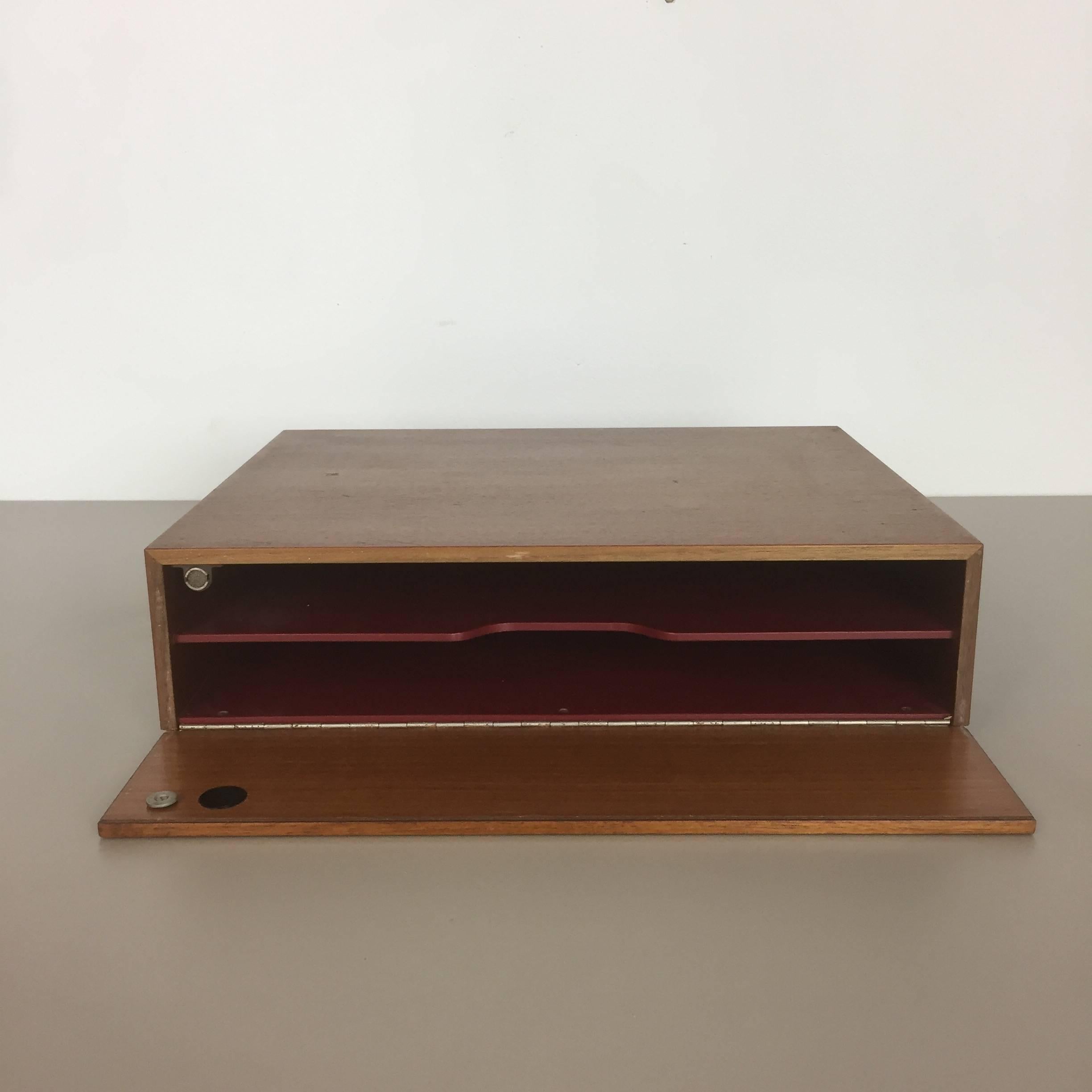 Minimalistic 1960s Walnut Teak Vinyl Record Storage Box by Dual Made in Germany In Good Condition In Kirchlengern, DE