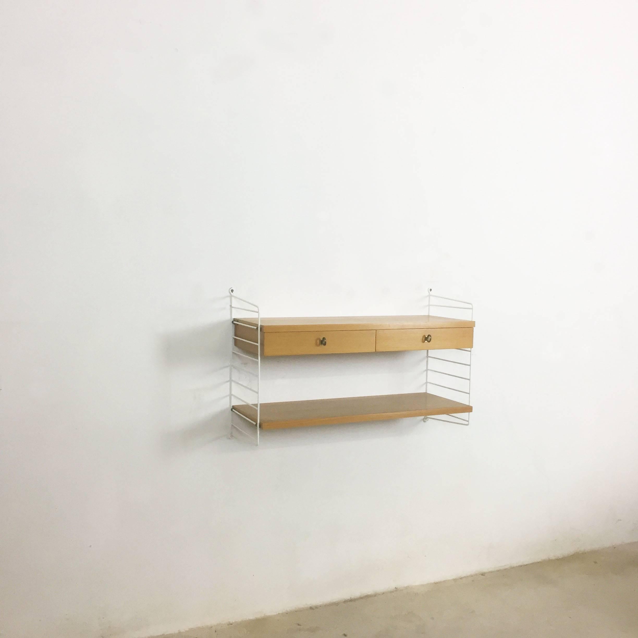 String regal wall unit

Made in Sweden

Bokhyllan 'the Ladder Shelf'

Design: Nils und Kajsa Strinning, 1949

The architect Nisse Strinning was born in 1917. From 1940-1947 he studied architecture in Stockholm, before he designed the