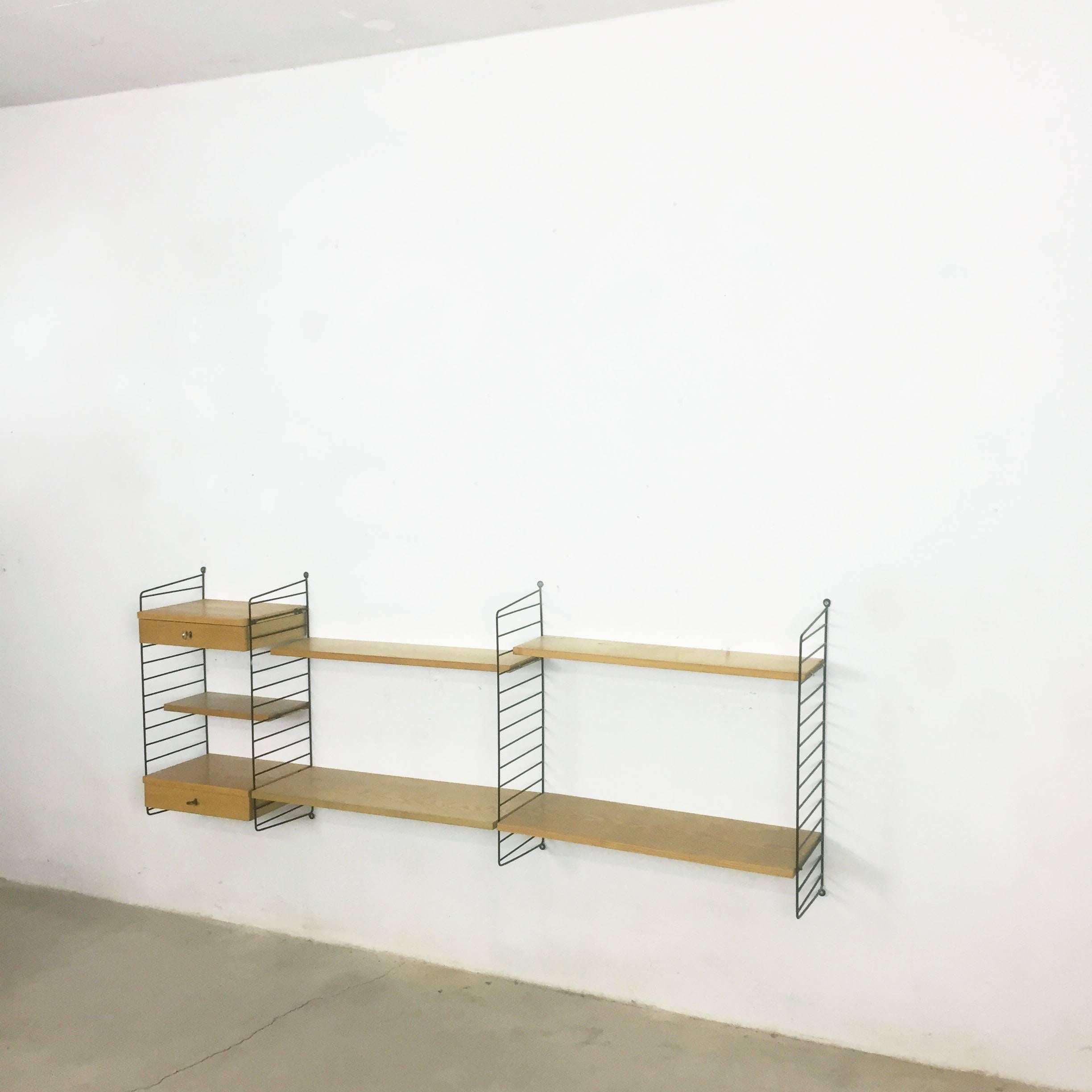 String Regal wall unit

Made in Sweden

Bokhyllan 'The Ladder Shelf’

Design: Nils und Kajsa Strinning, 1949

The architect Nisse Strinning was born in 1917. From 1940-1947 he studied architecture in Stockholm, before he designed the