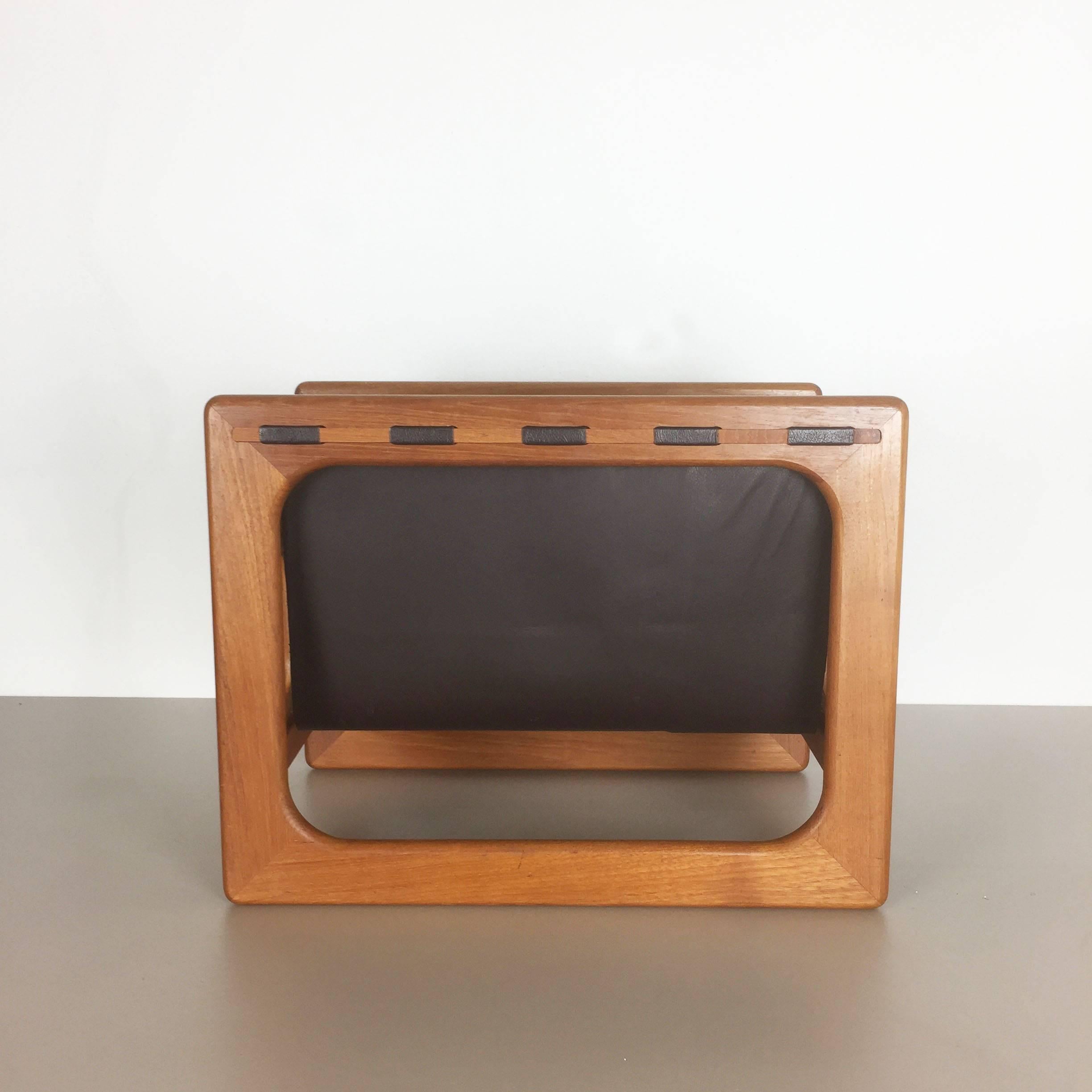 ARTICLE:

magazine rack



Producer:

SALIN MOBLER, Denmark



ORIGIN:

Denmark



AGE:

1970s



DESCRIPTION:
original 60s magazine rack made by Salin Mobler, Denmark. the frame is made of solid teak wood with real leather hanging compartments.