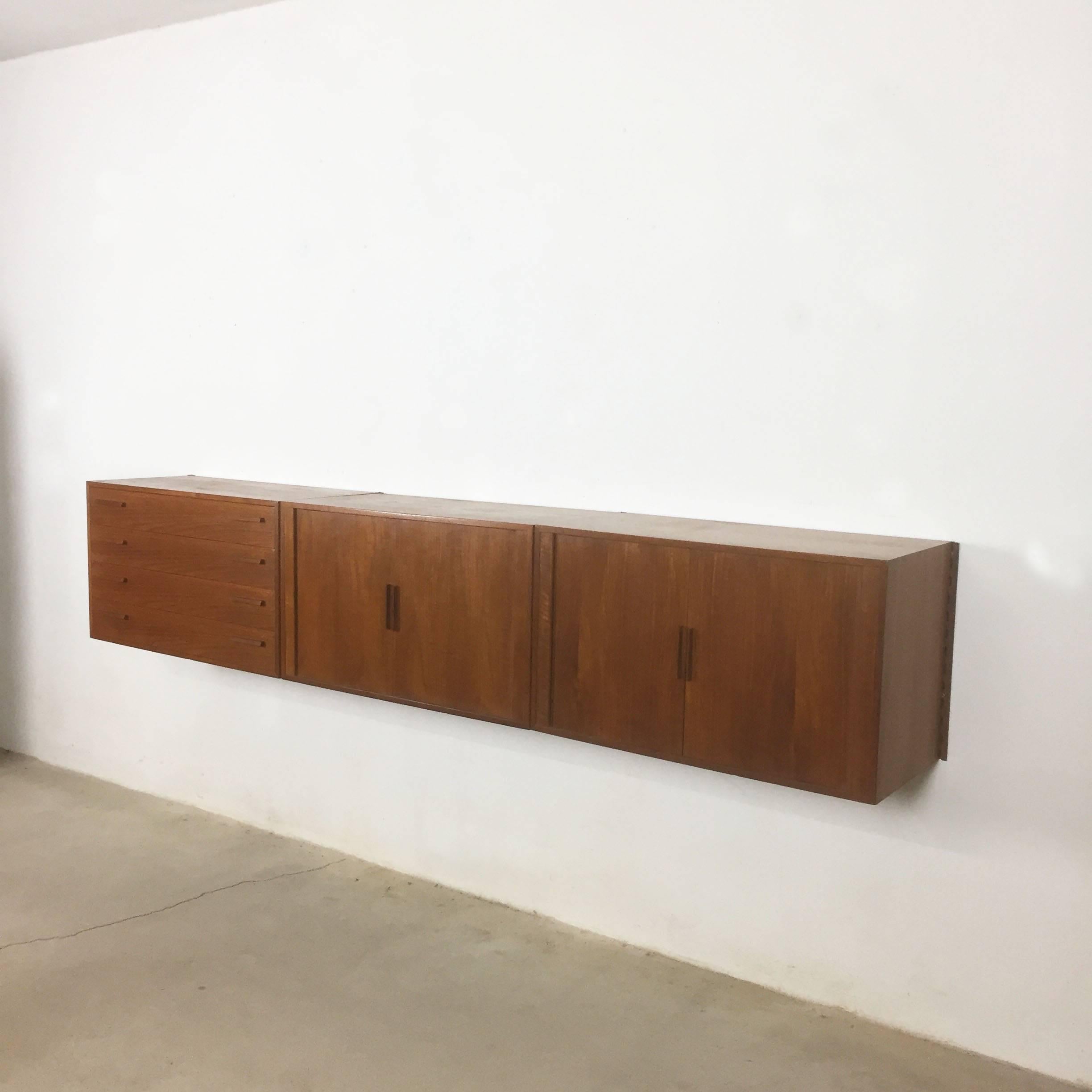 Article:

wall unit teak wood 



Designer:

Kai Kristiansen


Producer:

FM Feldballes Mobelfabrik, Denmark



Description:

Original Danish wall unit designed by Kai Kristiansen for Feldballes Mobelfabrik, Denmark. This listed