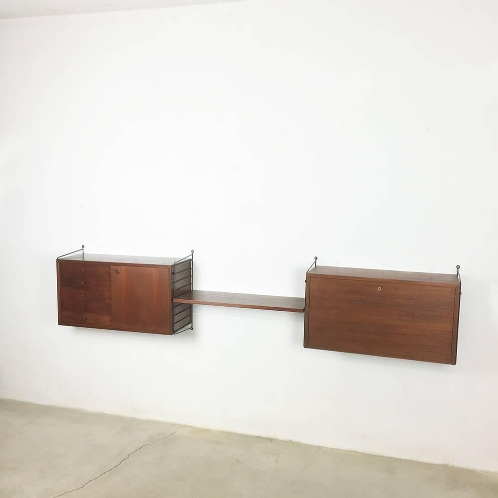 String Regal wall unit

Made in Sweden

Bokhyllan ’The Ladder Shelf’

Design: Nils und Kajsa Strinning, 1949

The architect Nisse Strinning was born in 1917. From 1940 to 1947 he studied architecture in Stockholm, before he designed the