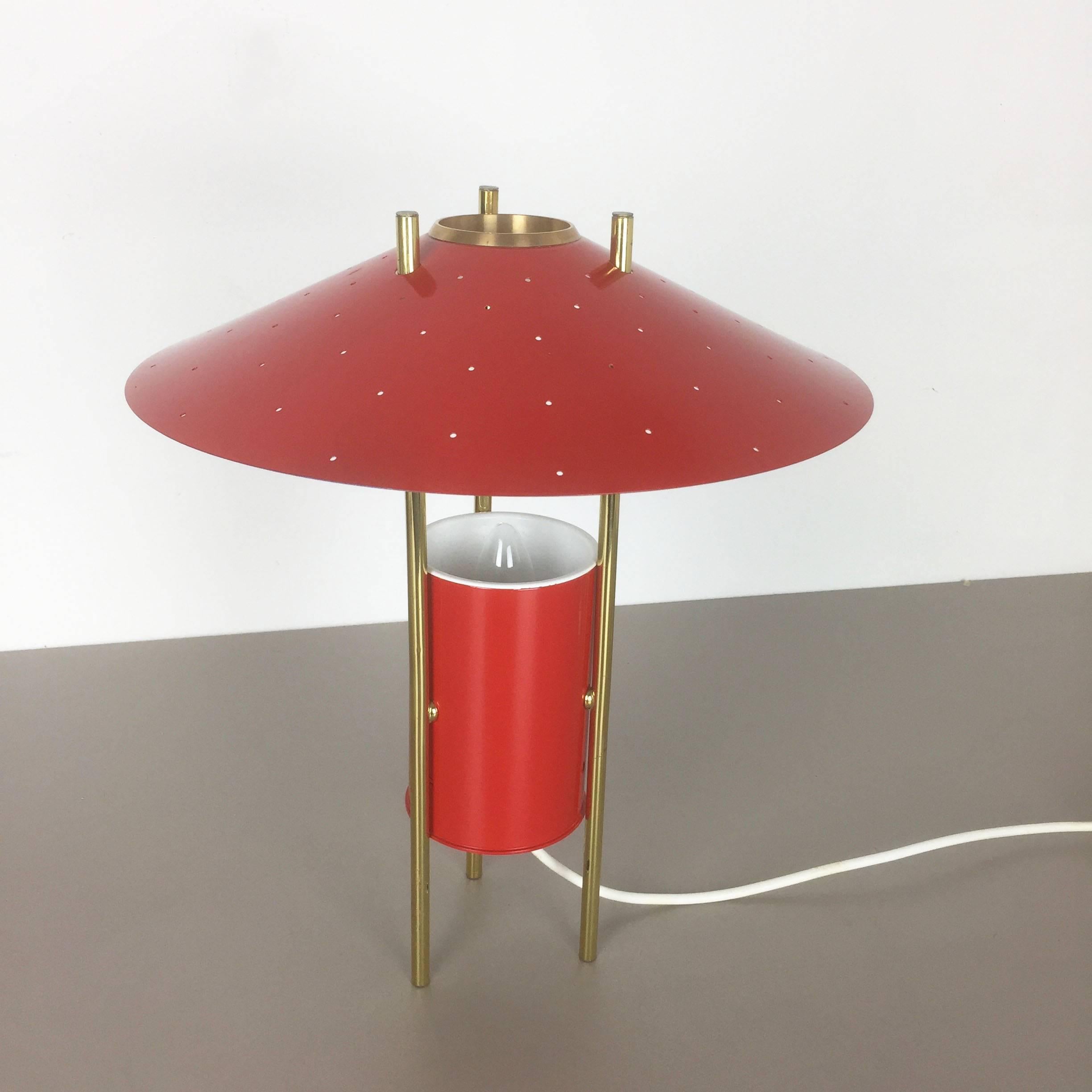 Italian Vintage 1960s Modernist Midcentury Red Tripod Table Light Made in Italy, 1960s