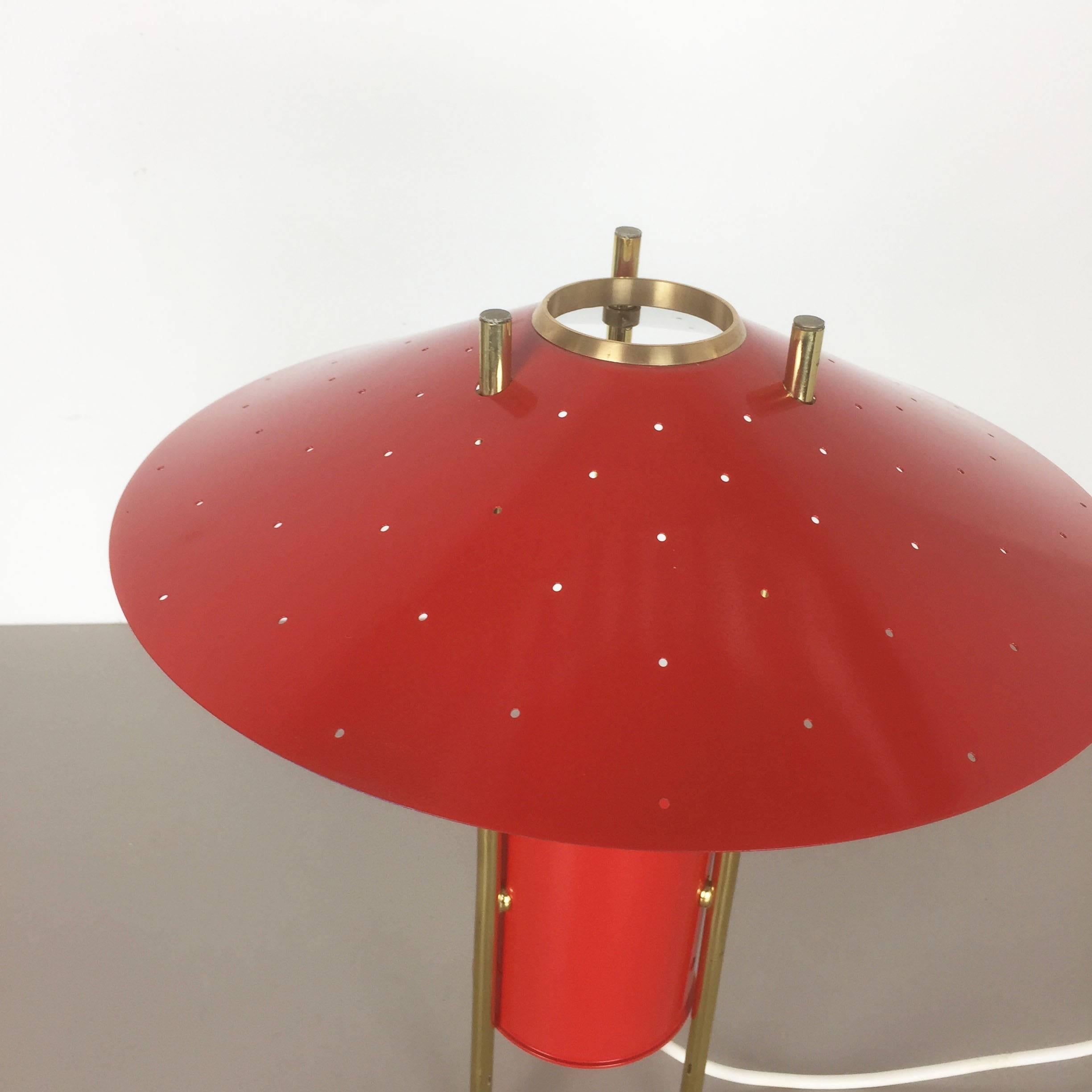 Vintage 1960s Modernist Midcentury Red Tripod Table Light Made in Italy, 1960s 2