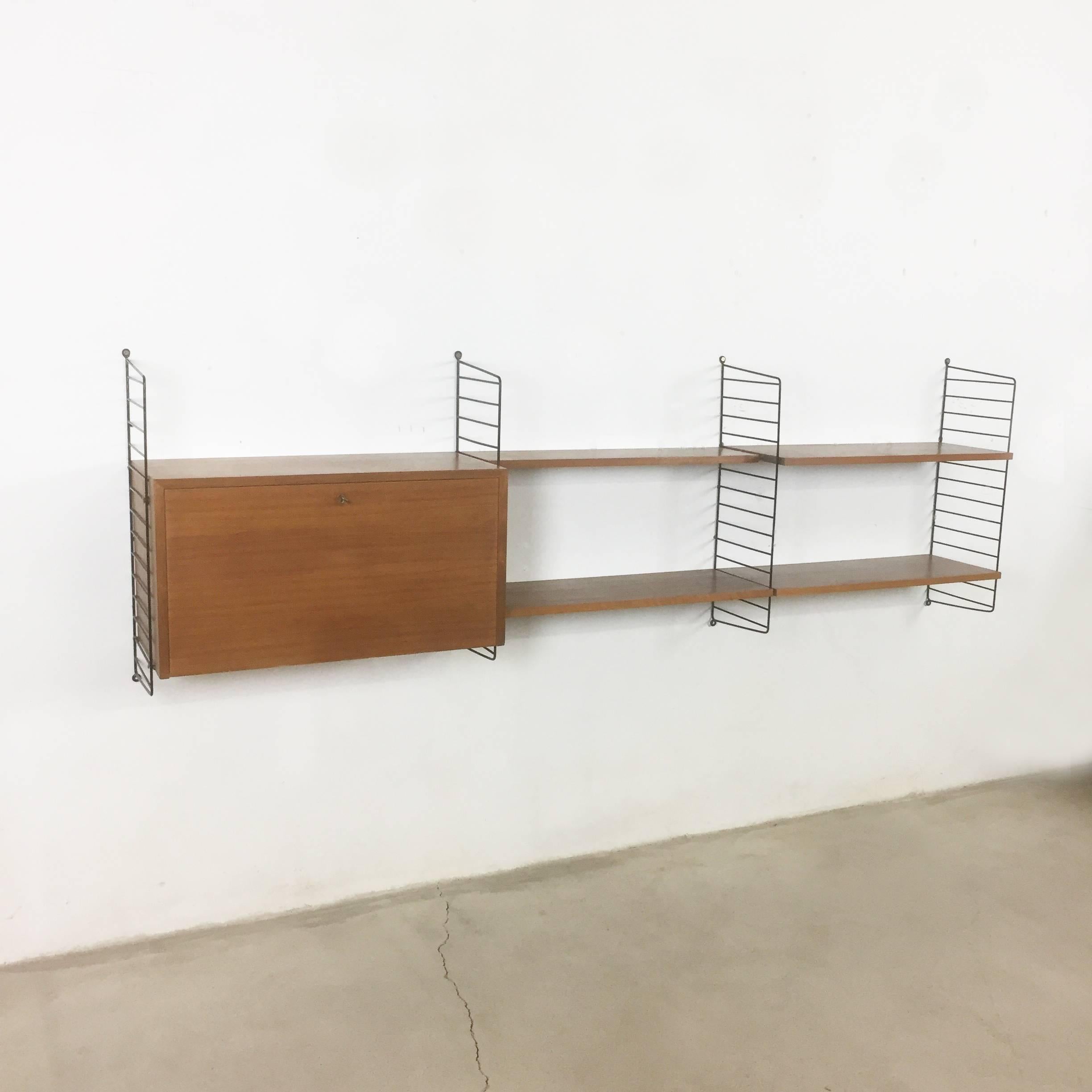 String Regal wall unit

Made in Sweden

Bokhyllan 'The Ladder Shelf’

Design: Nils und Kajsa Strinning, 1949

The architect Nisse Strinning was born in 1917. From 1940-1947 he studied architecture in Stockholm, before he designed the legendary