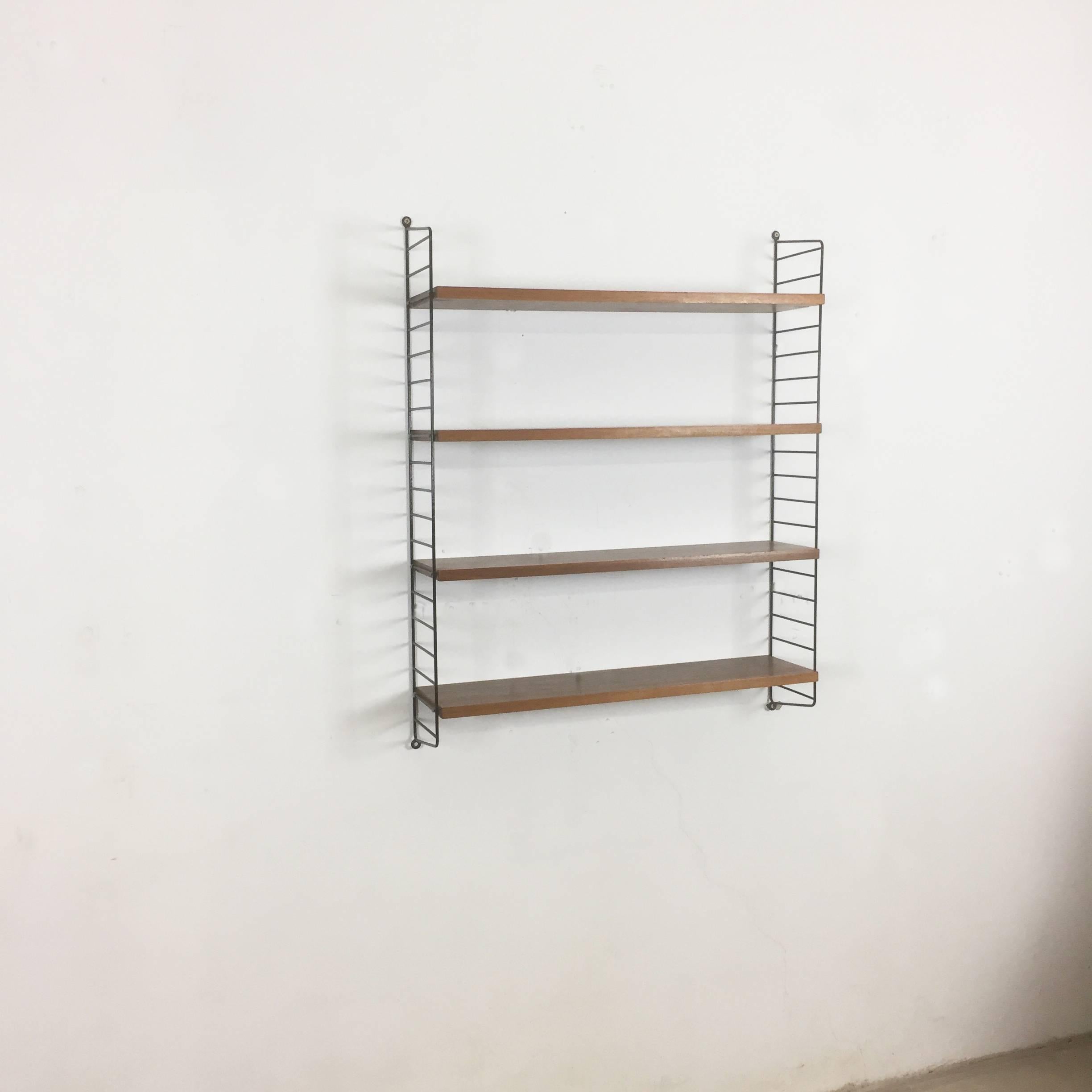 String Regal wall unit

Made in Sweden

Bokhyllan 'The Ladder Shelf'

Design: Nils und Kajsa Strinning, 1949

The architect Nisse Strinning was born in 1917. From 1940-1947 he studied architecture in Stockholm, before he designed the