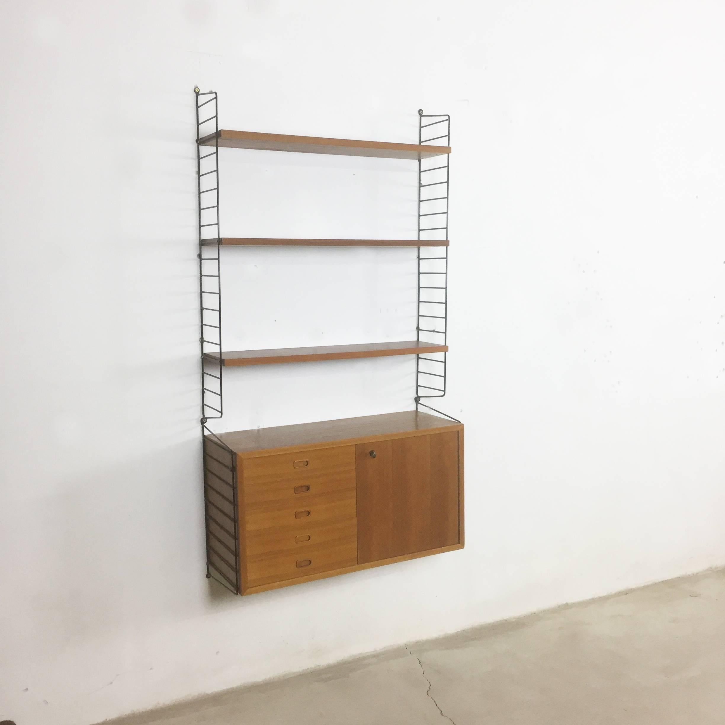 String Regal wall unit

Made in Sweden

Bokhyllan ’The Ladder Shelf’

Design: Nils und Kajsa Strinning, 1949

The architect Nisse Strinning was born in 1917. From 1940-1947 he studied architecture in Stockholm, before he designed the