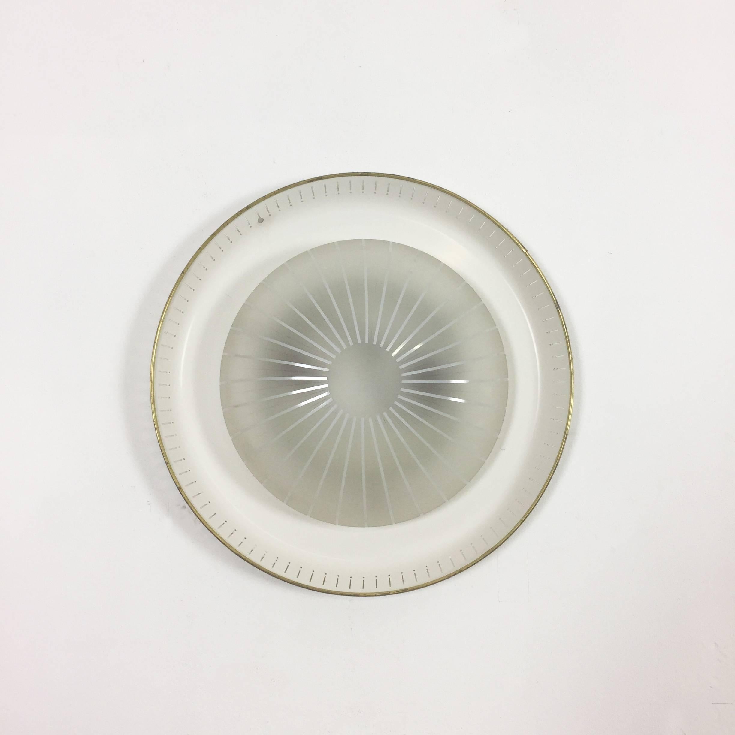 Article:

Metal and glass wall light sconces

useable as wall or ceiling light



Origin:

Italy



Age:

1950s



Description:


Original 1950s modernist Italian wall Light made of solid metal in white lacquer tone and nice