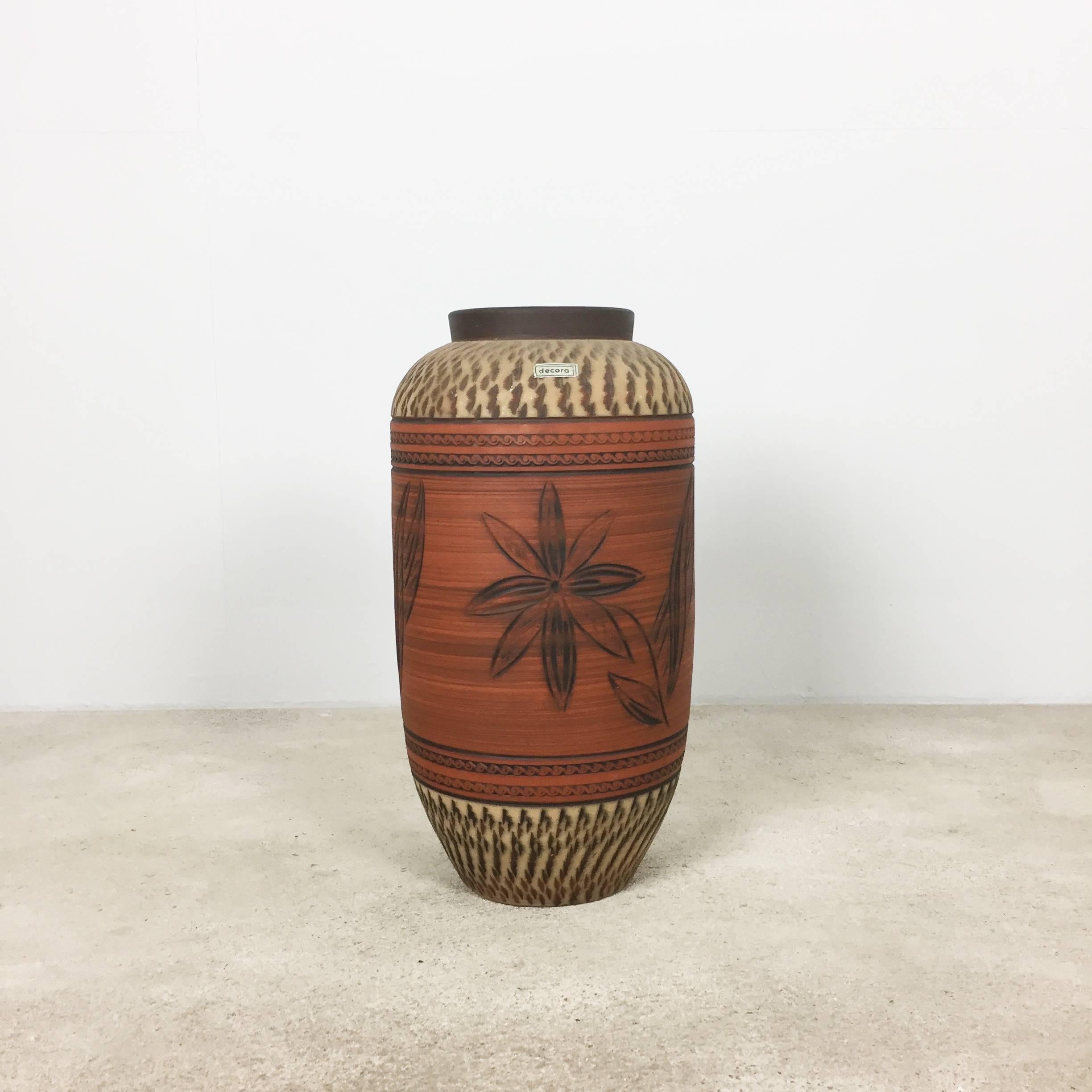 Article:

Pottery Ceramic Vase Floorvase


Producer:

DECORA Ceramic, Germany



Decade:

1960s



Description:

original vintage 1960s pottery ceramic vase made in Germany. High quality German production with a nice abstract painting. The vase was
