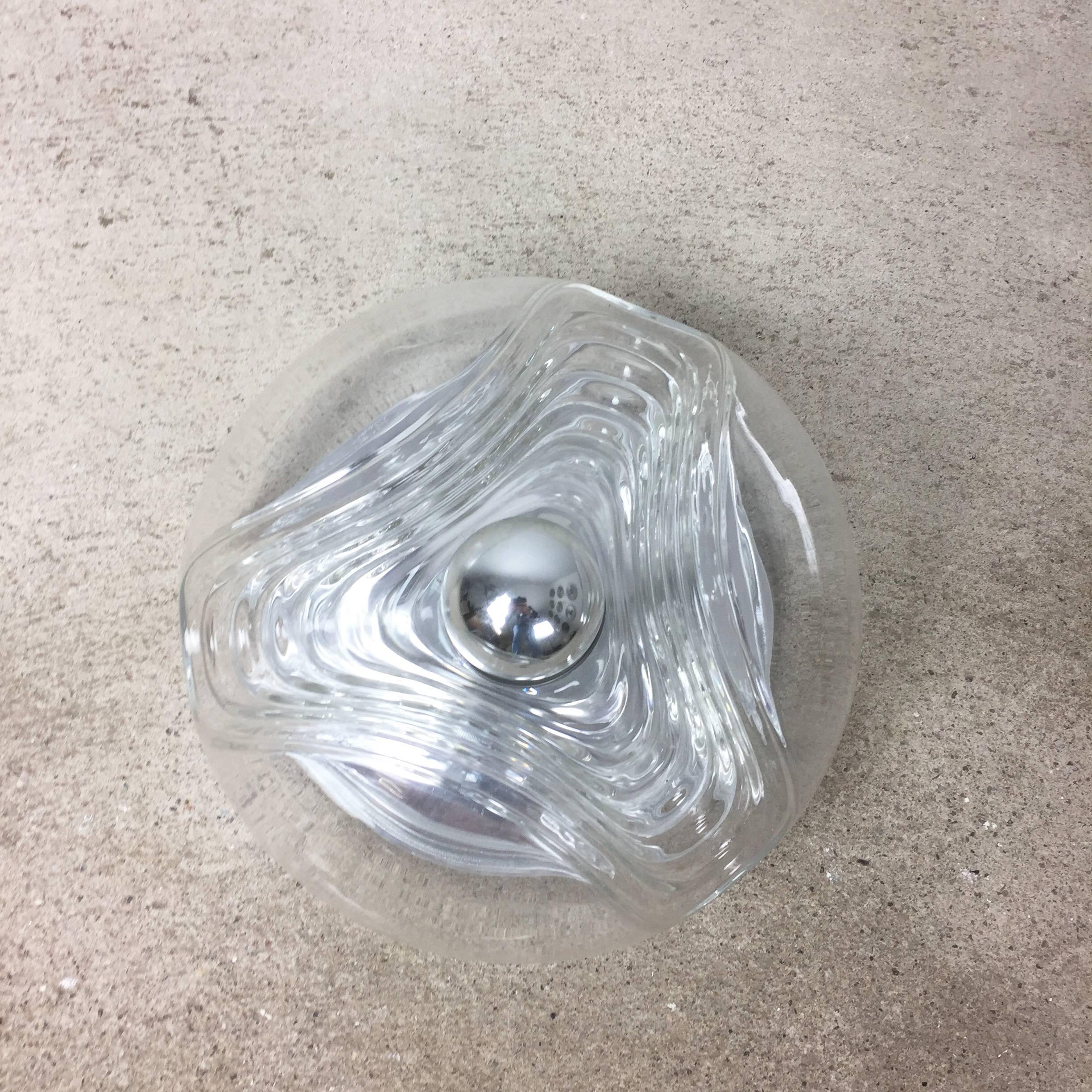 Article:

wall light


Producer:

Peill and Putzler, Germany


Design:

Koch & Lowy



Origin:

Germany



Age:

1970s



Original 1970s modernist German wall Light made of glass and metal. This super rare wall light