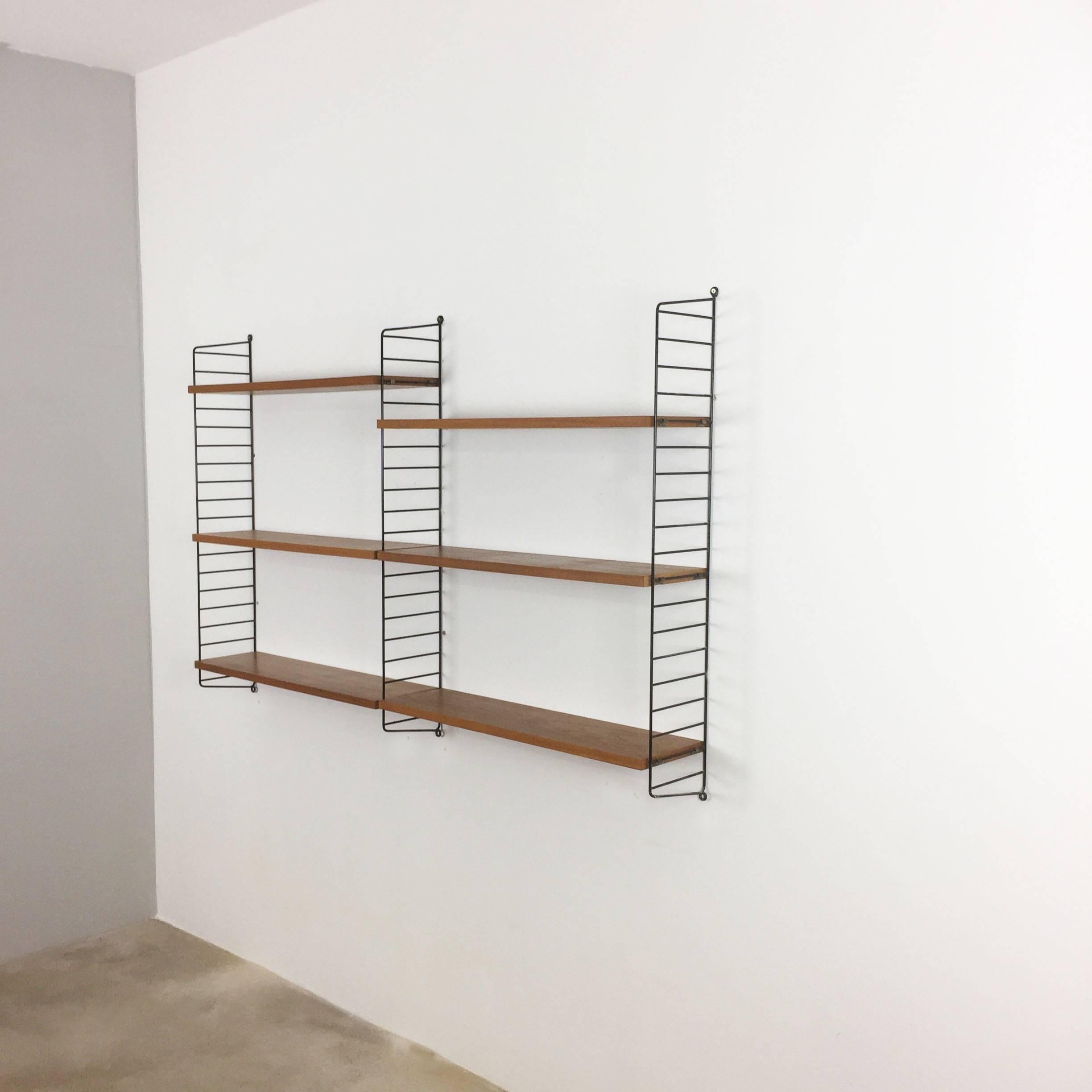 String regal wall unit

Made in Sweden

Bokhyllan ’The Ladder Shelf’

Design: Nils und Kajsa Strinning, 1949

The architect Nisse Strinning was born in 1917. From 1940-1947 he studied architecture in Stockholm, before he designed the