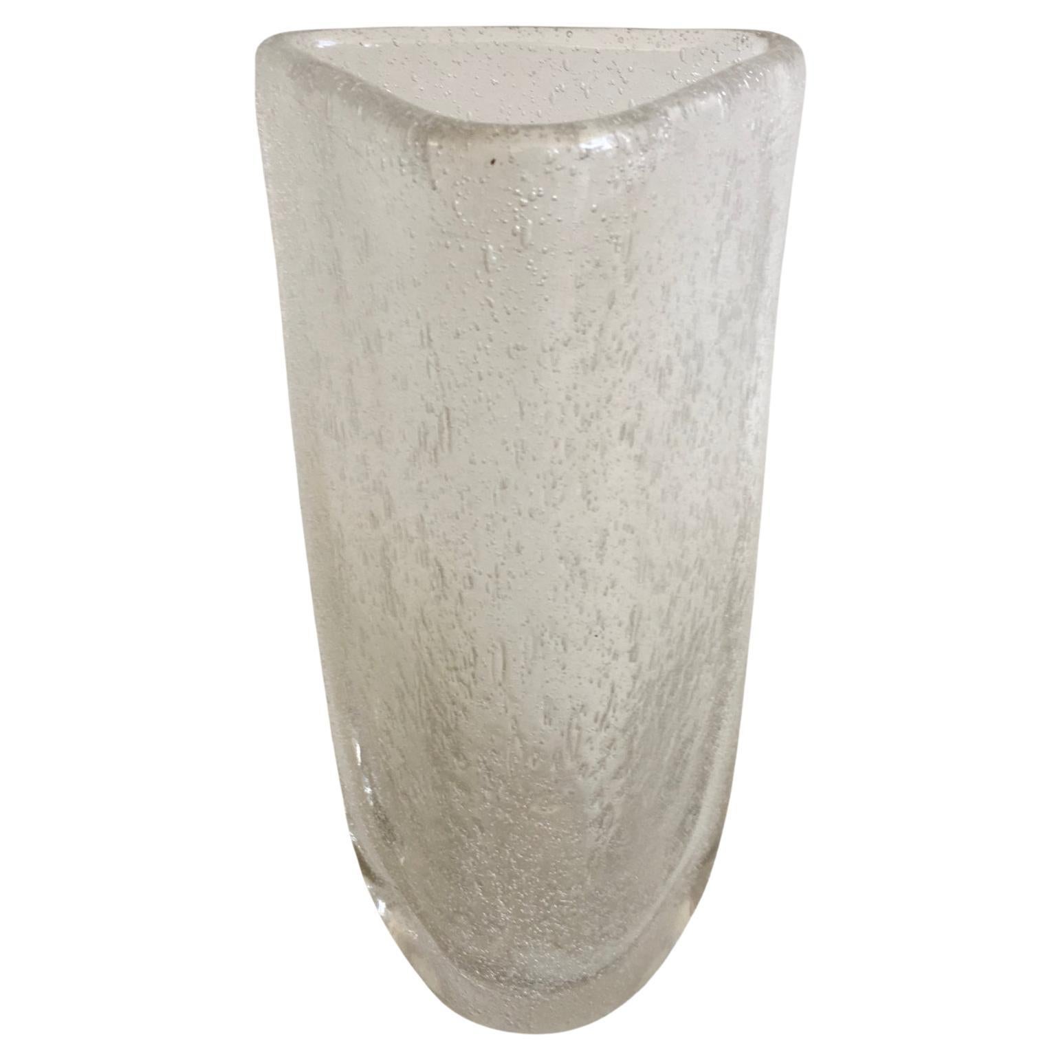 Vaso in vetro artistico triangolare di Schneider Glass con firma incisa. Vetro trasparente, bella forma modernista.