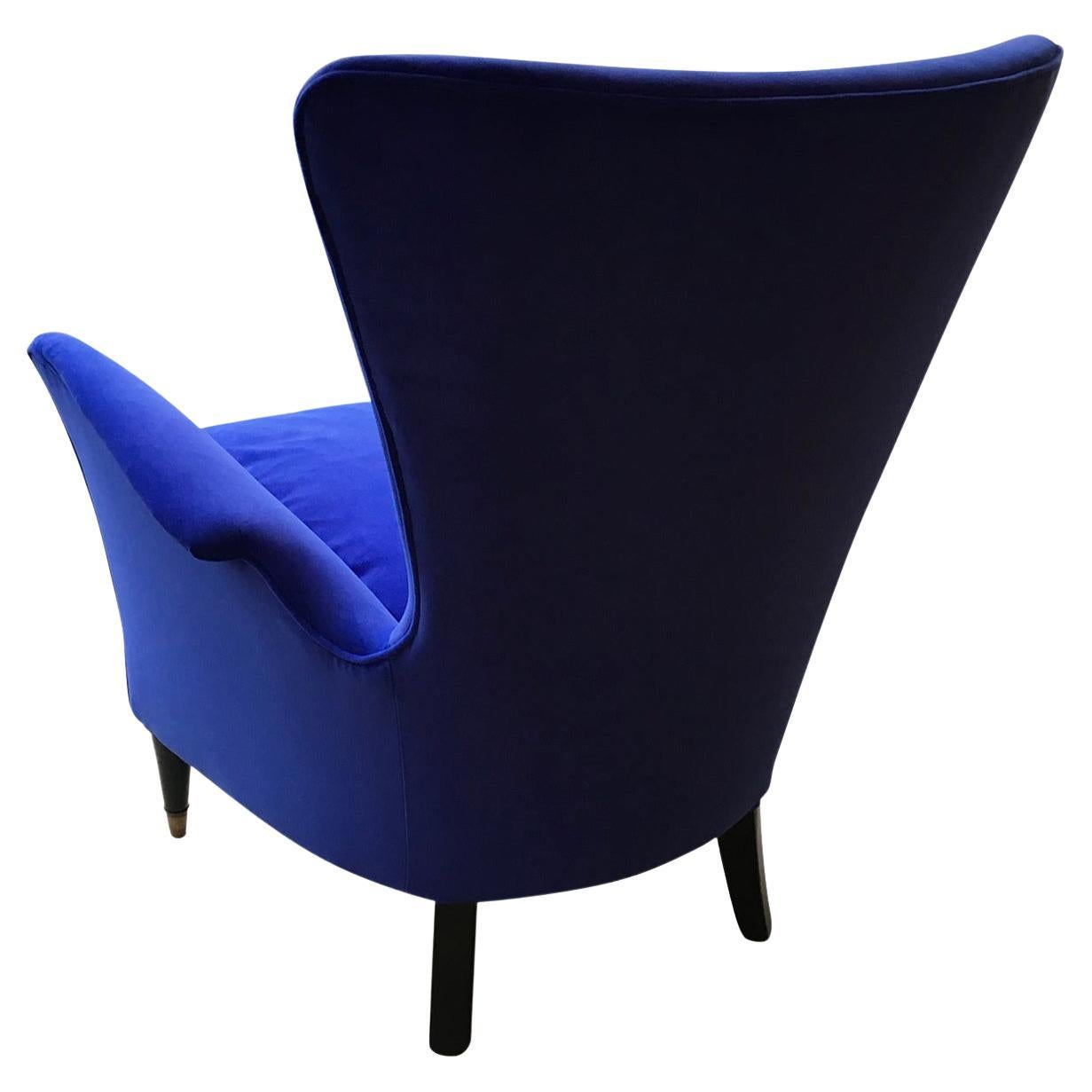 A Sculptural, organic, comfortable and compact armchair, reupholstered in one of our favourite royal blue velvet, Italy, 1950s. Black ebonized wooden legs with brass sabots. This model is often attributed to Gio Ponti, for ISA
only one armchair
