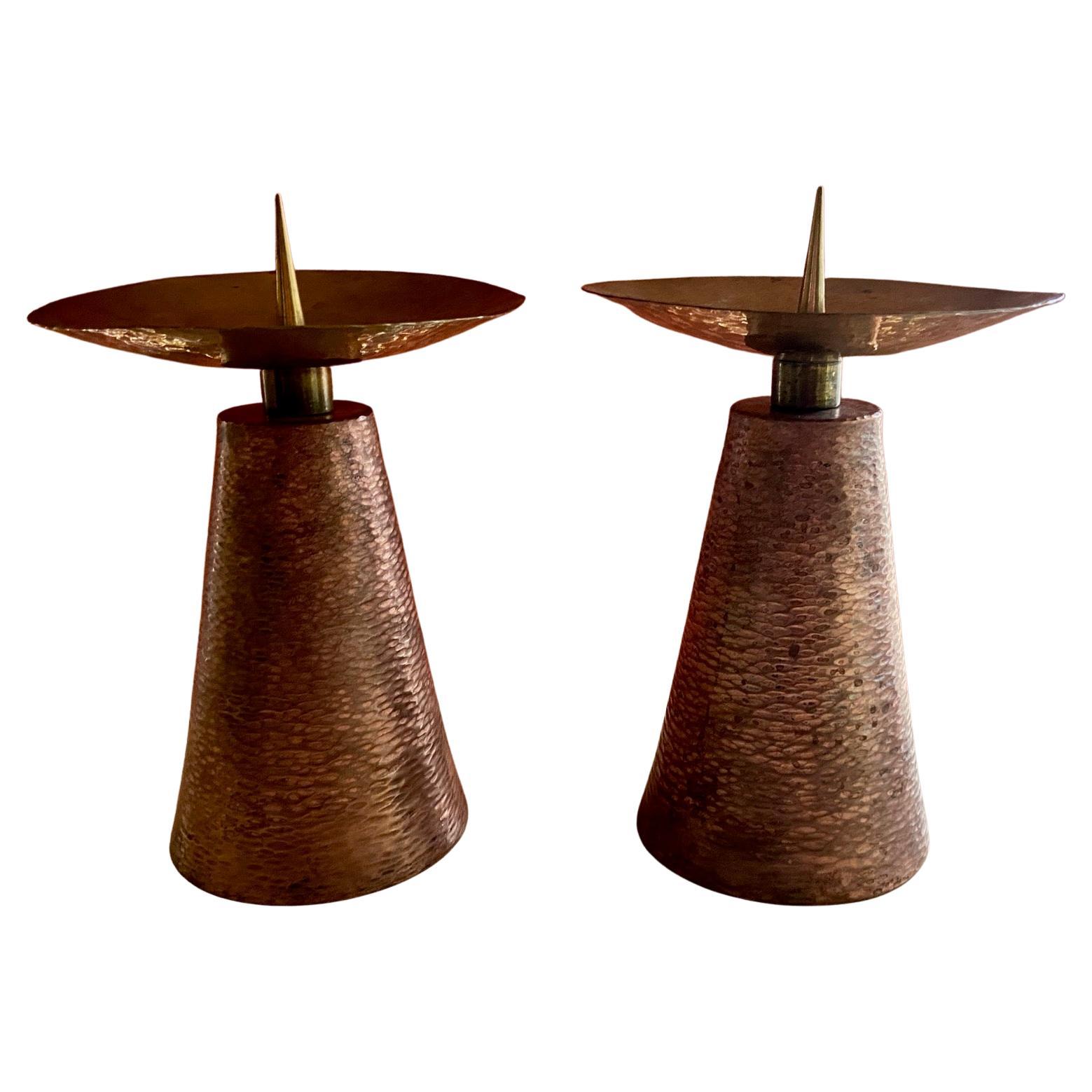 Mid-Century moderno Grande coppia di candelieri in rame e ottone martellato di Arts and Crafts, circa anni '70 in vendita