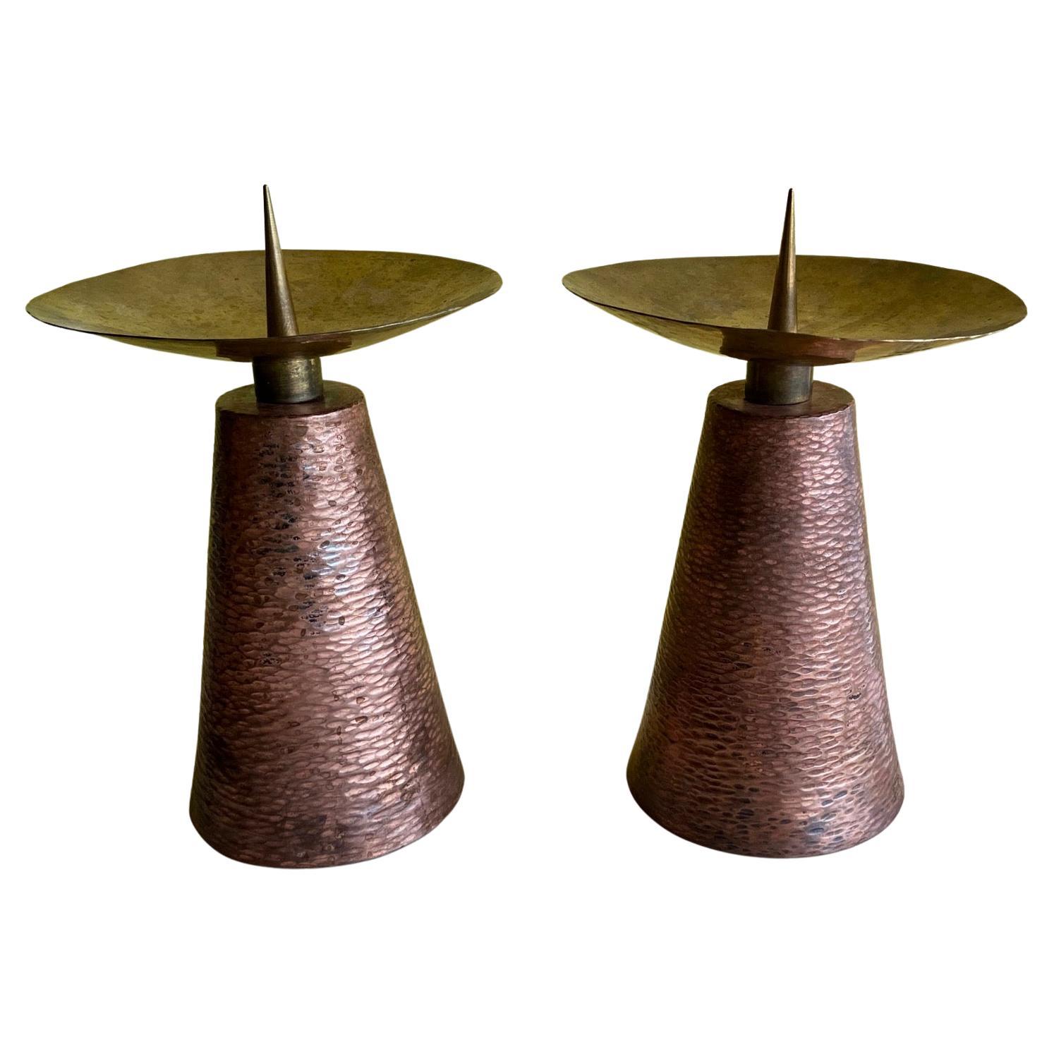 Grande coppia di candelieri in rame e ottone martellato di Arts and Crafts, circa anni '70 In condizioni buone in vendita a London, Fitzrovia