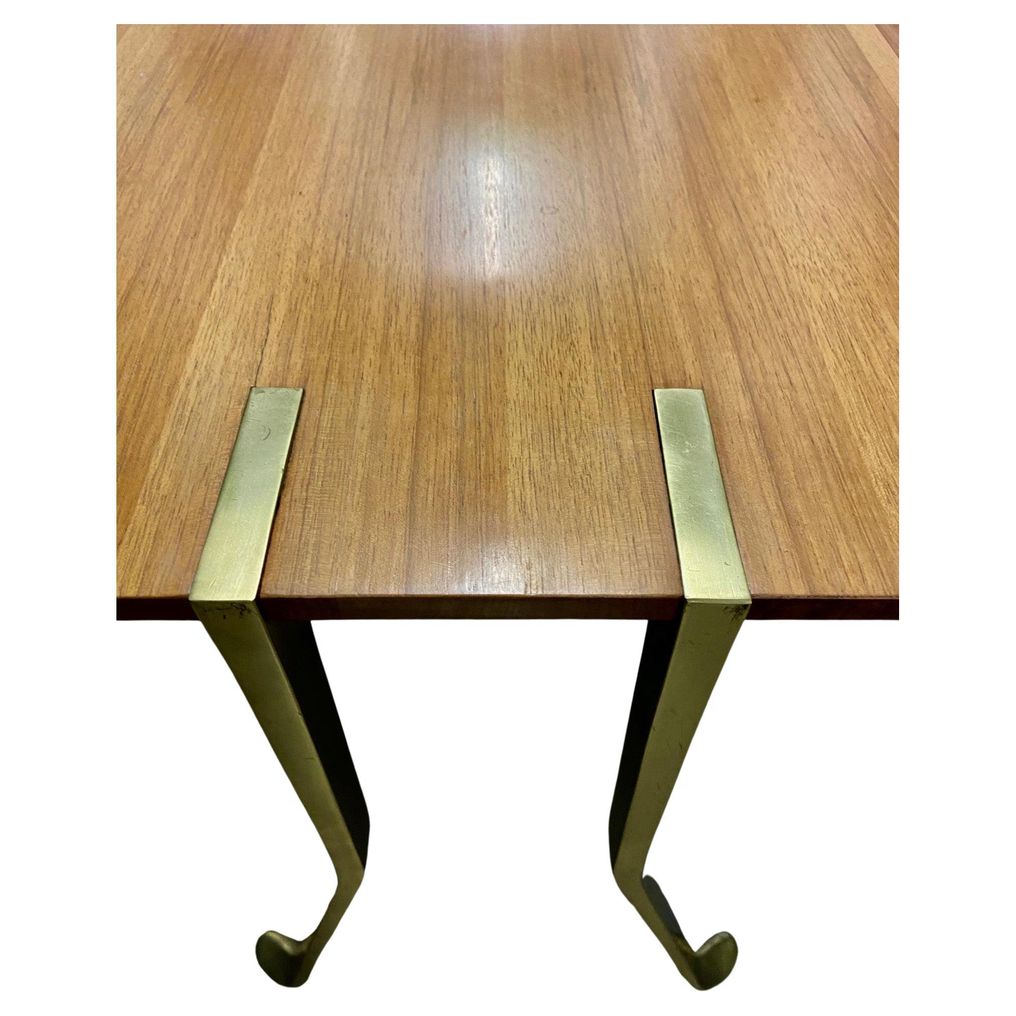 ein sehr gut gestalteter und schön gearbeiteter Tisch aus Holz und Metall. 
circa 1950er bis 60er Jahre